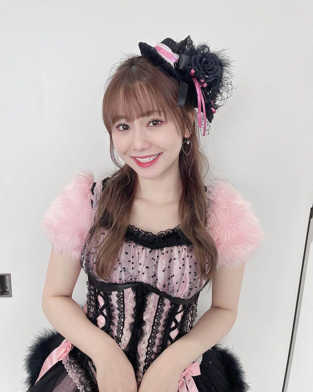 松本慈子のインスタグラム：「* 一個前の登校、手袋するの忘れてたんだ😇 ダッシュで取りに行って装着してる 完璧verはこちらになります💁‍♀️🎀」