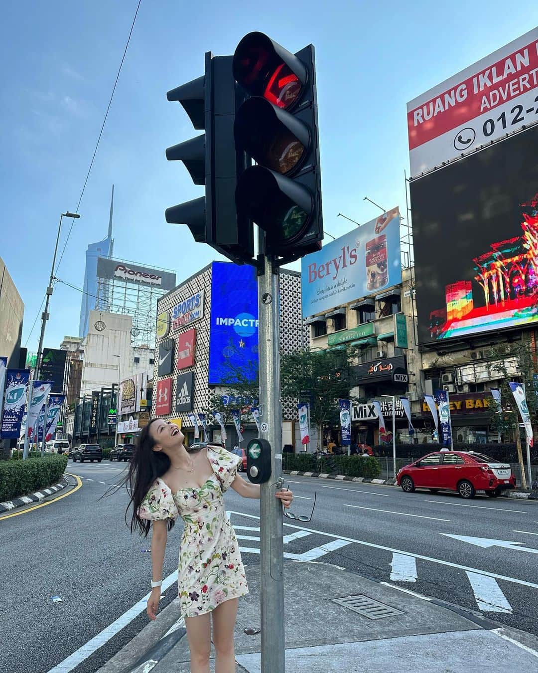 谷川奈々穂さんのインスタグラム写真 - (谷川奈々穂Instagram)「クアラルンプール🇲🇾の街で撮ってもらった📸♡  マレーシアは真夏で湿気もわもわ😂😂 初めてマレーシア楽しかった🫶🫶🫶」6月12日 22時46分 - aizawa_natsuki_