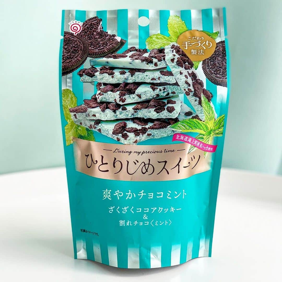 チョコミント大学生うしくろさんのインスタグラム写真 - (チョコミント大学生うしくろInstagram)「🧼チョコミン党のためのインスタ⇒ @usiqlo🧼  【 栄光堂 ひとりじめスイーツ 爽やかチョコミント 】  ハッカの生産量日本一！👑 北海道滝上町産の和ハッカ使用したチョコミント🌿  ✎𓂃𓂃𓂃𓂃𓂃𓂃𓂃𓂃𓂃𓂃𓂃𓂃𓂃𓂃𓂃𓂃𓂃𓂃𓂃𓂃  🍫チョコ感：☆☆☆☆ 🌿ミント感：☆☆☆☆+ 😍甘さ：☆☆☆☆  💰税込価格：324円 🔥カロリー：309kcal / 1袋  🗾購入場所：New Days さん 📝備考：栄光堂さんの公式オンラインショップでも購入可能  ✎𓂃𓂃𓂃𓂃𓂃𓂃𓂃𓂃𓂃𓂃𓂃𓂃𓂃𓂃𓂃𓂃𓂃𓂃𓂃𓂃  チョコチップが練り込まれた淡い水色のミントチョコに、 砕いたブラックココアビスケットがトッピングされています！  食べてみると、ホワイトチョコの甘みがしっかり🐻‍❄️🍫 それと同時にハッカのスーッとする爽快感もやってきます🧊  スースーさは持続して 食べた後も口の中がひんやり🧊🍃  ザクッとした食感を楽しめる、 王道な素材の組み合わせでおいしかったです！  ✎𓂃𓂃𓂃𓂃𓂃𓂃𓂃𓂃𓂃𓂃𓂃𓂃𓂃𓂃𓂃𓂃𓂃𓂃𓂃𓂃  　　 　　 　　  #チョコミント #コンビニ新商品 #ひとりじめスイーツ爽やかチョコミント #滝上町 #和ハッカ   #chocolatemint #ミントチョコ #mintchocolate #mintchocolatechip #チョコレート #チョコミン党  #うしくろくん #민트초코 #민트 #jmt #맛스타그램 #먹스타그램 #도쿄카페 #도쿄여행 #좋아요 #민초단 #薄荷巧克力」6月15日 18時00分 - usiqlo