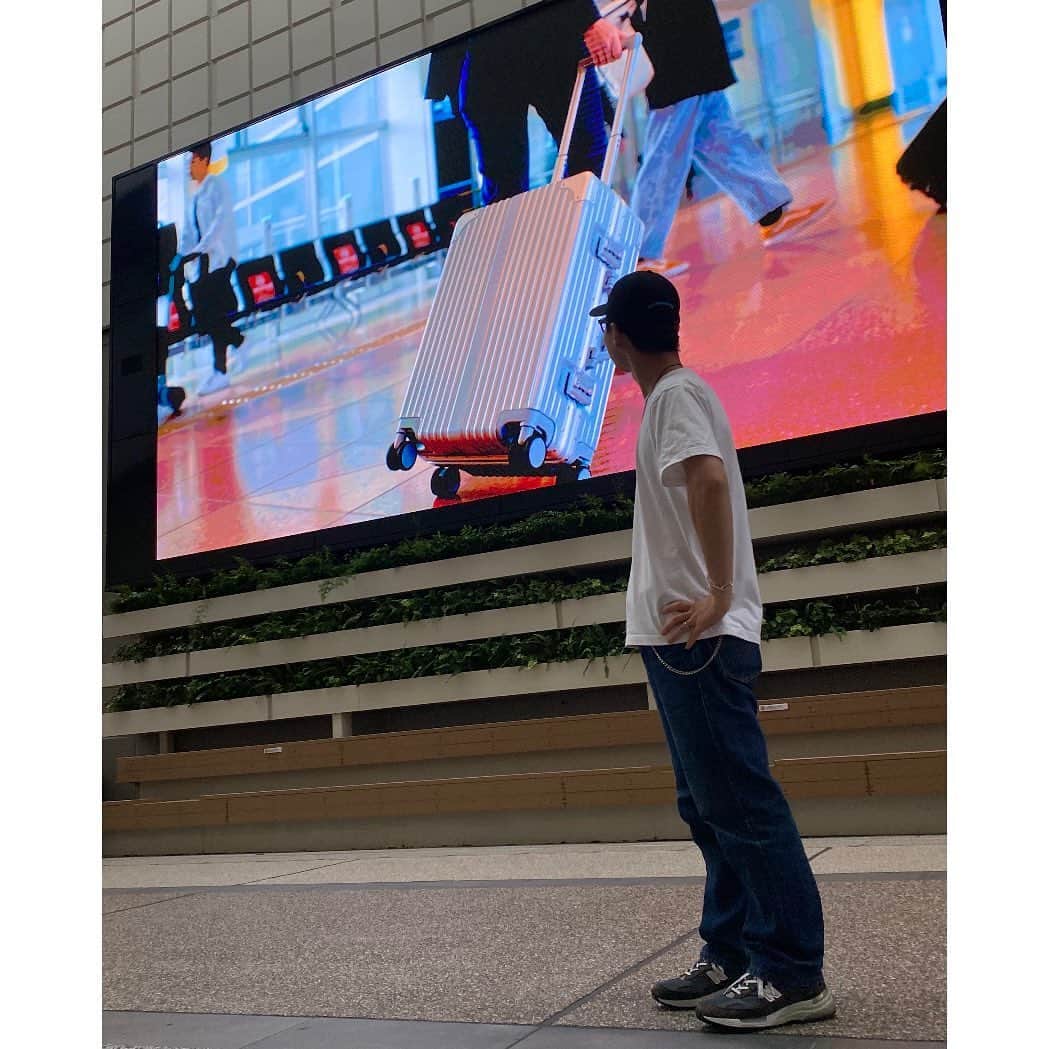 山田弥希寿さんのインスタグラム写真 - (山田弥希寿Instagram)「EXILE TAKAHIRO LIVE TOUR  "TAKAHIRO道の駅 2023"  ～Road to EXPLORE～   東京公演に行ってきました。  長くなります！←おやすみ前によろしければご一読ください  TAKAHIROさんの歌に心震わせ、MCで笑顔になり、これこそがEXILE TAKAHIROだと再確認しました。心から尊敬します。  TAKAHIROさんがEXILEに加入されて17年、当時13歳だった私は間もなく30歳になります。ライフステージも変わり、さまざまな出会いや別れがあった中、ずっと背中を追いかけてきました。 この人が居なければ、今この場所にいることはありません。今やっている仕事、今いる場所、家族… 全く違う人生だったんだなと。 そう思うとなんとも言えない気持ちになりました。 「これからも着いてきてください！」という言葉に対して「一生ついていきます！」とありきたりの言葉ですが、TAKAHIROさんに対しては心の底からそう思えるのです。  まだ先になるかもしれませんが、私はTAKAHIROさんと同じステージに立つことが夢です。今日それを再確認しました。ライブ前後のナレーションや前説、曲中の繋ぎMCや企画時の盛り上げ等（喋りに関してはTAKAHIROさんだけで面白いのですが）実況できます！←とにかく必死 その前に"TAKAHIROさんとお仕事をすること"ですね。映画『僕に、会いたかった』ではインタビューをさせていただきました。またどこかでご一緒できると信じ、そしてその夢を掴みとれるよう行動していきます。精進します。 その日がくるまで、一歩一歩前に進むと改めて心に誓いました。  #TAKAHIRO さん #EXILETAKAHIRO さん #TAKAHIRO道の駅 #TAKAHIRO道の駅2023」6月12日 22時50分 - mikitoshi_617