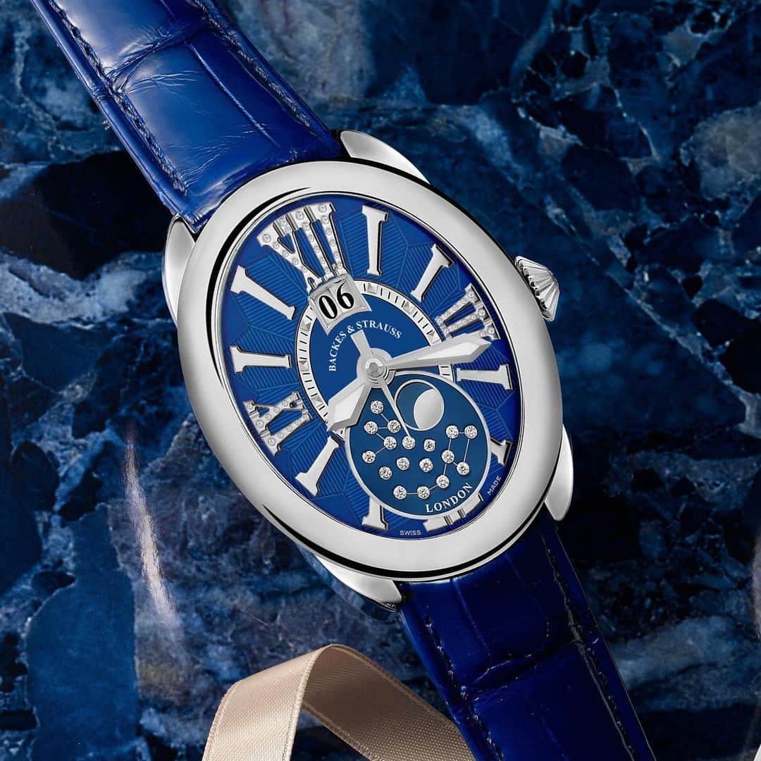 バックス＆ストラウスのインスタグラム：「The Regent Steel 1609 AD features a special dial with diamonds which reveal the different phases of the moon in midnight blue, depicting the Great Bear Constellation.」