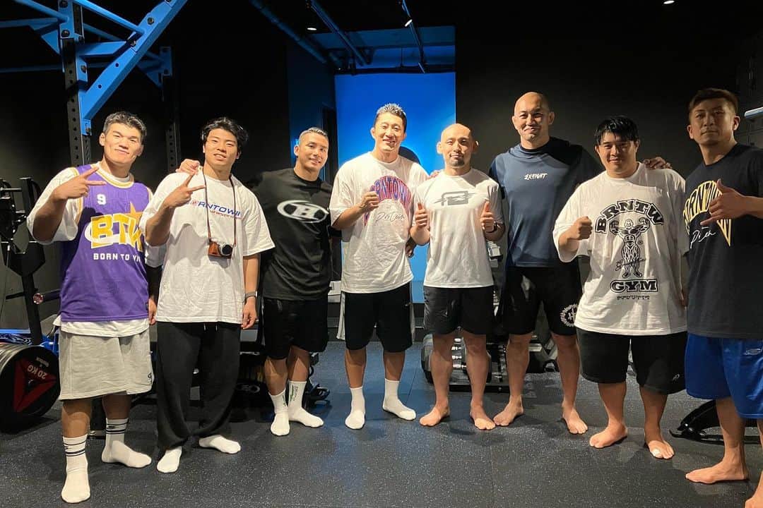 岡見勇信さんのインスタグラム写真 - (岡見勇信Instagram)「@stungunkim キムドンヒョン来日‼️ チームでEXFIGHTに来てくれました！ 久々の再会✨そして急遽スパーリングで対戦🔥 YouTube撮影でのスパーリングは初めて！緊張感MAXでした笑 その後はPANDAジムへ。 スクワットは大事！！ ハードで楽しい一日でした！  #ldh #expg #exfight #pandagym #youtube #onechampionship #weareone #mma #korea #japan #training」6月12日 22時51分 - _yushin_okami_