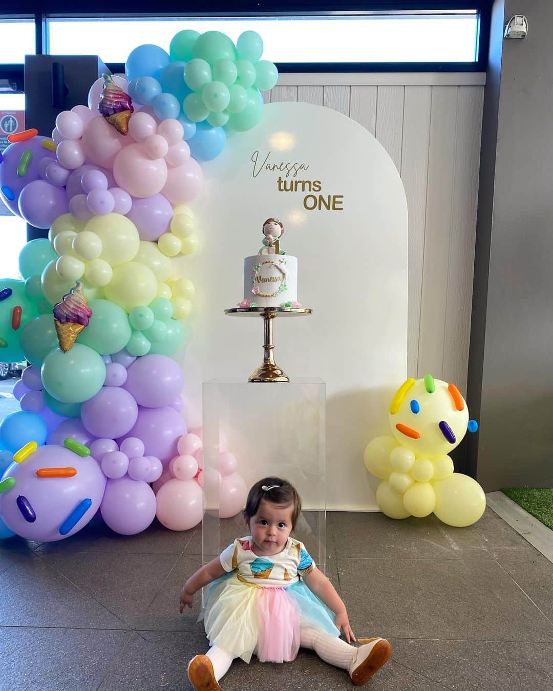 ムスタファ・アミニさんのインスタグラム写真 - (ムスタファ・アミニInstagram)「Early birthday celebrations for my ALMOST 1 year old. Love you Vanessa & Vienna 👼🏻❤️🍦👨‍👩‍👧‍👧」6月12日 22時56分 - mustafaamini