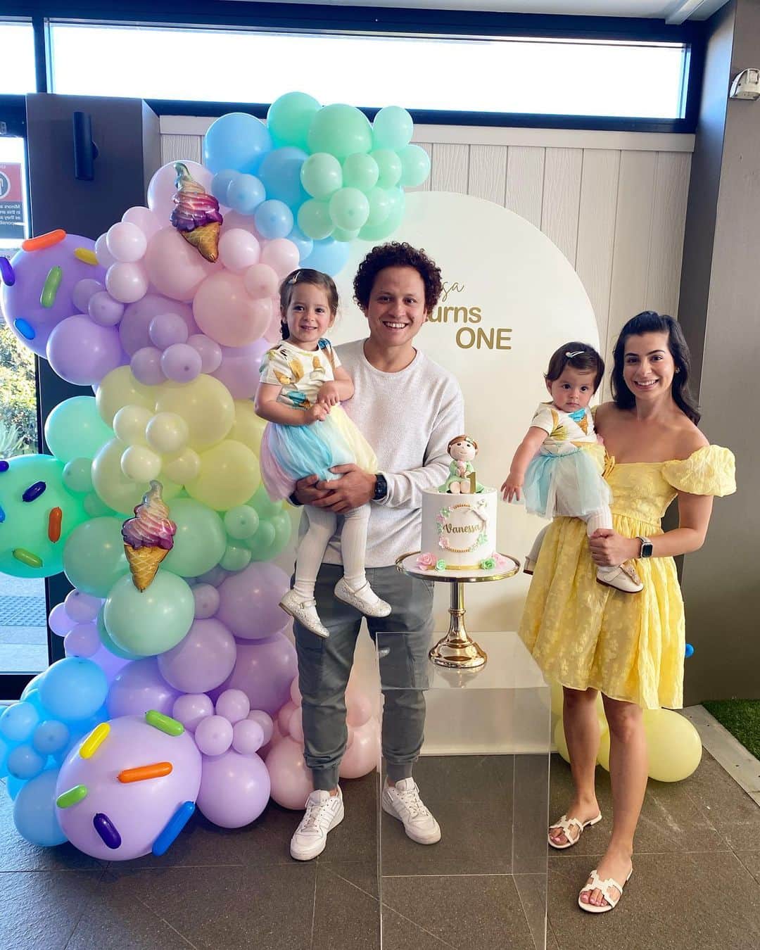 ムスタファ・アミニのインスタグラム：「Early birthday celebrations for my ALMOST 1 year old. Love you Vanessa & Vienna 👼🏻❤️🍦👨‍👩‍👧‍👧」