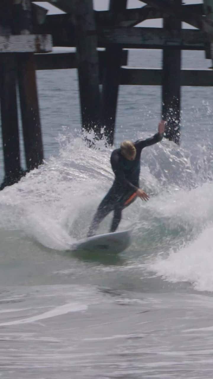 コロヘ・アンディーノのインスタグラム：「Highly enthusiastic small wave surfin  🎥 @tyroidfilm   🏄🏼 5’9 sub- driver , 29.25 liters, squash tail」