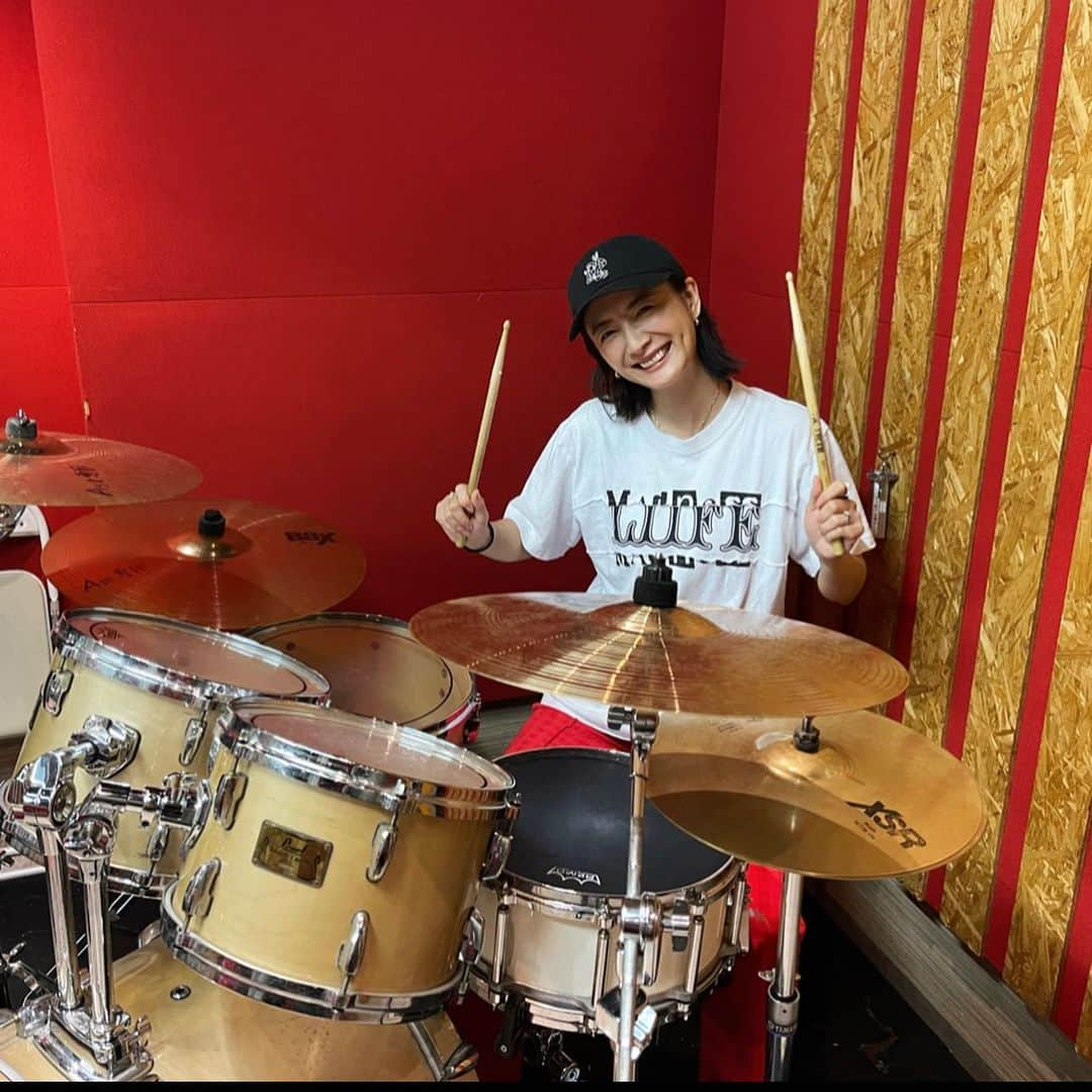 澤田泉美のインスタグラム：「ドラム始めた記念🥁🤣❤️❤️❤️  先日行われたSPITZのライブをみて、 感動とリスペクト🥹👏❤️ 7日にライブを見て、衝動に駆られ5日後には体験へ🤣‼️  崎山さん、マジで凄いよ... いや、バンドマン...みんな凄いよ...  丸腰で行った私は、 8ビート刻むとこから、頑張ります笑 体験の後、すぐに自分のスティック買いに行ったよね💪💪💪  全力でやるべ！ ブルージャイアントも、もう一回観たいな... （空き缶では練習できないことも、勉強になりましたw） #習い事始めました #ドラム#🥁 #楽しすぎた #気合いのパンツ赤着て行ったら #壁と同化しかけた#笑」