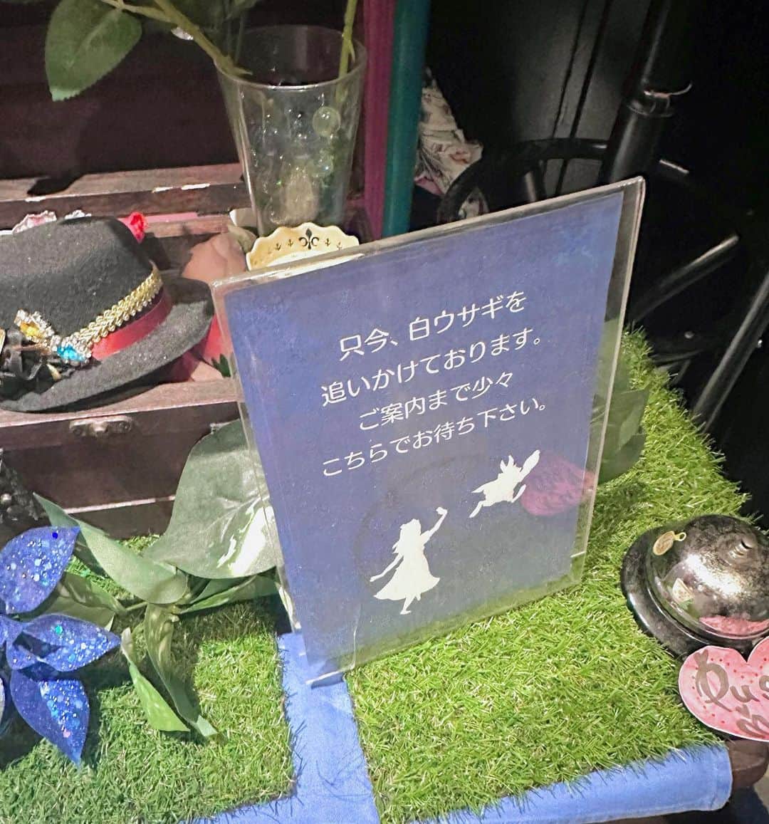 坂本夏海のインスタグラム：「🐇🖤♥️  行ってみたかったところ🫖   #新宿カフェ #新宿グルメ #新宿ランチ #絵本の国のアリス」