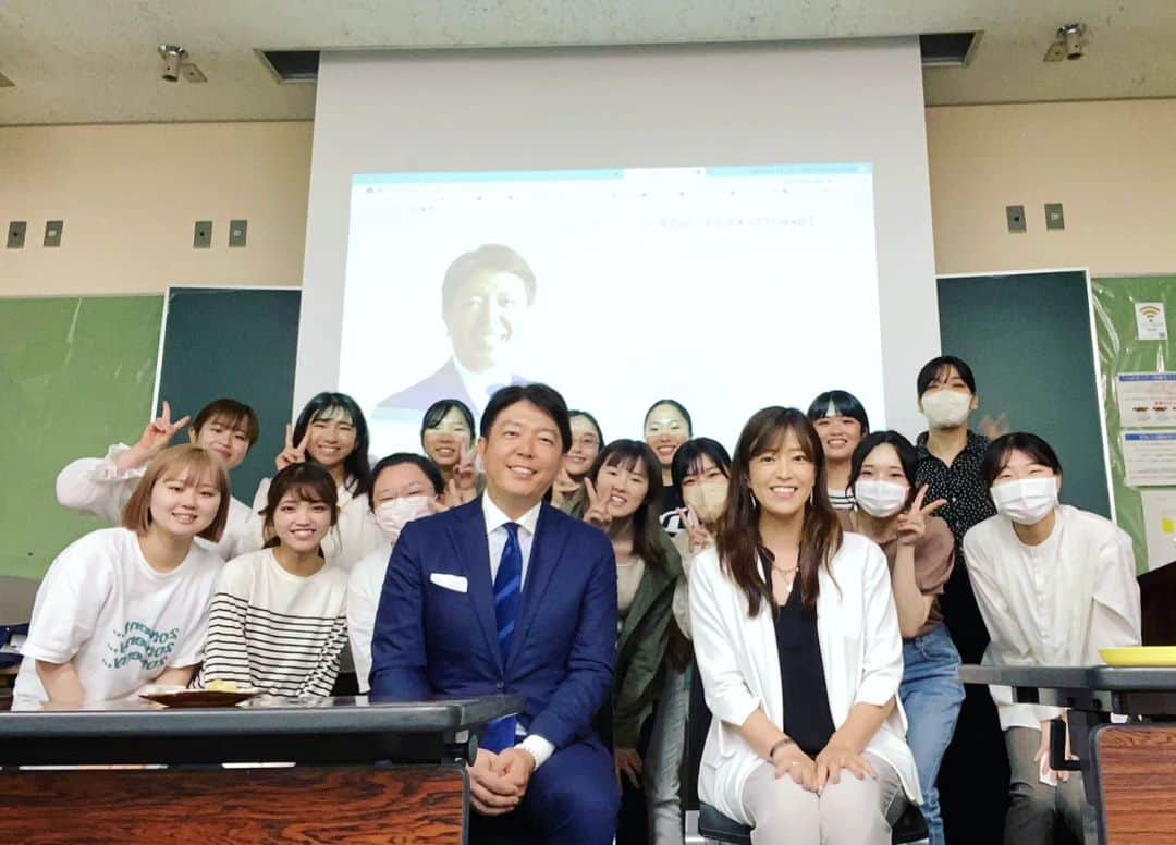 竹内弘一のインスタグラム：「イトカヨ先輩のゼミに呼んでいただきました！ 同志社大学SMASHのひとつ先輩で 大阪公立大学の伊藤嘉余子教授。 福祉学で博士になられて教授になられて スーパーかしこなパイセンですが、 コミュニケーションについて そして、こども宅食について 学生さんたちの質問に答える形式で お話しさせていただきました。 とても熱心にお聴きいただき 真面目で素直なみなさんに感動しました。 講義後は、私設のこども図書館を見学 させていただき、懇親会もお呼ばれしました。 実はイトカヨさんに会ったのは24年ぶり？？ でしたが、あらゆる意味でパワーアップ されていて「僕にはこんなかっこいい先輩が いてくれはってラッキー！ありがたやー！」と 再認識しました。 福祉について、これからもいろいろと 教えてください！貴重な機会をいただき ありがとうございました！  #伊藤嘉余子 #大阪公立大学 #大阪府立大学」