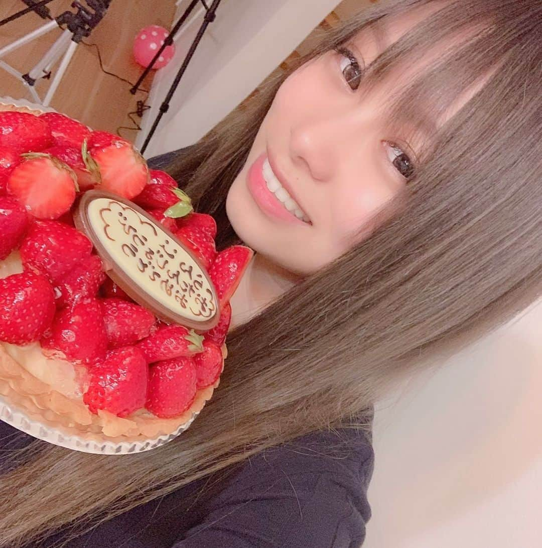 中村蘭香さんのインスタグラム写真 - (中村蘭香Instagram)「みなさんたくさんの メッセージありがとうございます！  私ごとではありますが、 本日 6.12 で30歳の誕生日を 迎えることになりました❤️❤️笑 三十路って言った人ブロック❤️爆笑  今年もゆい、家族、チームに お祝いしてもらって最高な30代の幕開けとなりました。  ママ。らんを産んでくれてありがとう☺️❤️ らんのママがママで良かったよ。 産まれてきてよかったよ。 ママのこと思うと自然と幸せになれるから。 長生きして見守っててね！！  ゆいー😭❤️今年もありがとう。  気づけばゆいからお祝いされるのは 今年で8年目になります。 今までぜんっぶ最高なサプライズと 最高な誕生日を楽しめたのは全部ゆいのおかげです。 いつもあなたといると笑っている私がいます。 毎年笑顔で迎えれているのも ゆいがたくさん考えてお祝いしてくれるからです。いつも本当にありがとう。 らんの人生はゆいに出会って本当に大きく変わりました。笑うことが多くなった。友達の大切さに気づくことができた。 年を迎えることが楽しくなった。 産まれてきてよかったと感じれるようになった。  改めてゆいの存在の大きさに気づけました。  この8年間の誕生日写真を見たら 全部幸せそ〜に笑ってる二人が映ってて なんか泣けてきたwwwwwてか泣いてるむりw しぬwwww 二人の写真は @yr_starys7 に貼るね。  今年も最強すぎるサプライズありがとう！ 動画お楽しみに！  そして、スターズのみんなもいっっっぱい お祝いの言葉ありがとう！毎年幸せだ。 伝えてくれることがこんなにも 嬉しいと思える誕生日になりました❤️  幸せです！！  しゃあ。なかむらレベル30なったで。 素敵な女性になれるように！！ 日々努力！(明後日から)  #staRYs #スターリーズ」6月12日 23時03分 - ran_starys