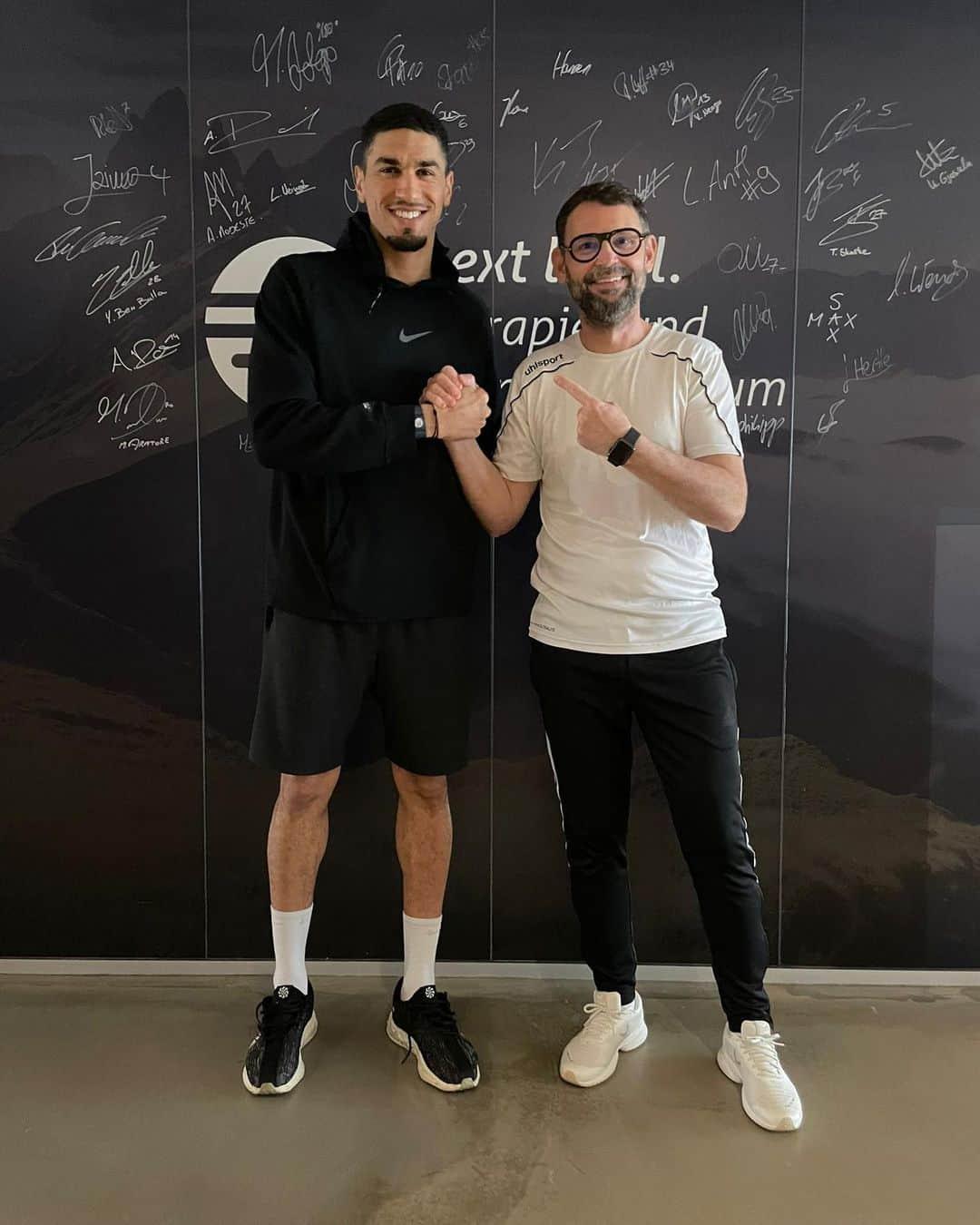 レオン・バログンのインスタグラム：「Dass das Next Level für außerordentliche Qualität steht, das haben wohl auch schon die Engländer gehört 😉  Denn Leon Balogun von den Queen Park Rangers kam am Ende der Saison zu uns, um seine langwierige Muskelverletzung in der Wade zu behandeln 💪🏻  Wir haben ihn physiotherapeutisch, osteophatisch und athletisch aufgebaut. Schon während seines Aufenthaltes konnte er bereits wieder Teile der OnField Rehabilitation auf dem Platz absolvieren.   Wir bedanken uns für die coole Zusammenarbeit - wir hatten viel Spaß mit dir Leon! 😎  #nextlevelschweinfurt #schweinfurtcity #reha #athletiktraining #physiotherapie #trainingstherapie #fußballreha」