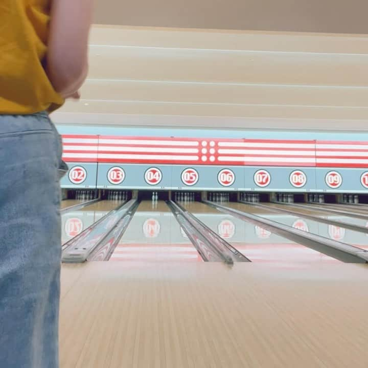 佐藤あり紗のインスタグラム：「. . . #SnowMan 好きの姉と姪と🎳に行ってきました✨ 最後の写真を見たらわかるはず←苗字でッ 前回行ってから2週間も経っていないのでもう常連確定😂 . 爪ネイル育成中なのに割れた😨 それにしてもお尻大きいな🍑笑笑 おねぇちゃん笑い声よ笑 家族からアリって呼ばれてます🙋‍♀️ . スコア140でした🎳 自己最高記録更新❤️ . #ボーリング　#べガロポリス仙台南 #ボーリング場 #ボーリング女子  #ボーリング大会 #女子会 #佐藤あり紗　#バレーボール　#ボーリング #体動かすの好き　#スポーツ好き　#宮城県仙台市出身」