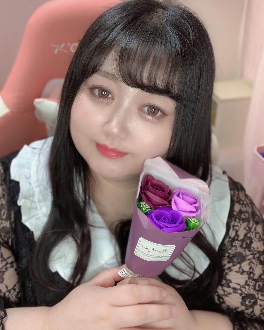 えみっくすのインスタグラム：「イベントやデブカリで会えたときにたくさん差し入れありがとう💖ストーリーにも載せたけど、食べ物の場合はなるべく食べてるところ撮ってTikTokに載せようと思ってるんだけど、編集溜まってて全然載せてなくてごめんね ߹𖥦߹そのうち載せるから待っててね❕ . この間は石鹸で出来たお花いただきました₍ᐢ.ˬ.ᐢ₎花束もらえるのだいすきだけど、萎れてしまった後のこといつも悩んでたから、ずっと萎れなくて枯れないの嬉しいし、いつかちゃんと石鹸として使うのも楽しみ₍ᐢ.ˬ.ᐢ₎ . フォロワーさんにリアルでお会いする機会がめちゃくちゃ多いから、がっかりされないように無加工でもかわいくいれるように努力してる₍ᐢ.ˬ.ᐢ₎だから絶対イベントに来て欲しいし、デブカリでも会ってほしい💖💖今年は韓国に行って肌管理もしてくるんだ❕ . この間は中目黒のアンリミットでカーボキシーしてきた.ᐟ‪‪.ᐟ肌白い分くすみもわかりやすいのが悩みだったけど、肌の透明感復活したし毛穴小さくなって肌ちゅるちゅるになった💓  @unelimit_manaka  @unelimit_official   #アンリミット #クリスティーナ #ハーブピーリング #カーボキシー #ハリウッドブロウリフト #血流からアプローチ  #ぽっちゃり #ぽっちゃり女子 #ぽっちゃり #ぽっちゃりさんと繋がりたい #ぽっちゃり大人女子 #ぽっちゃりモデル #ぽっちゃり女子と繋がりたい #プラスサイズ #plussize #curvy #curvygirl #肌管理 #肌ケア #美肌 #美肌ケア #美容 #美容好きな人と繋がりたい #ミスiD2022  #통통녀코디  #통통하다  #통통  #beauty  #肌管理サロン  #中目黒  #綺麗になりたい」