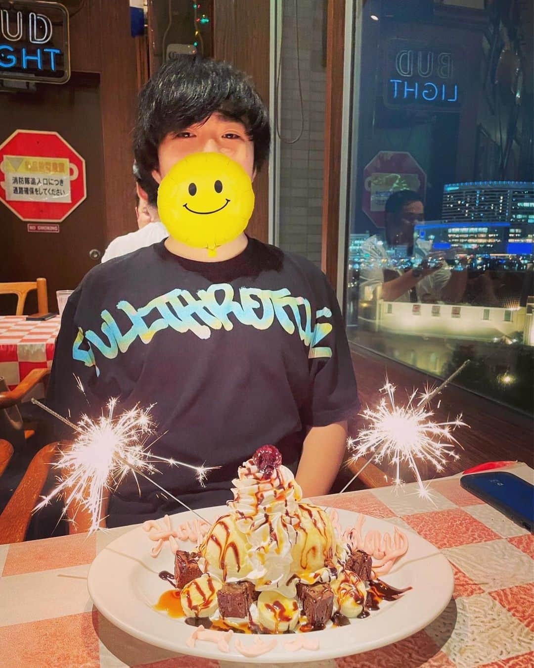 T$UYO$HIのインスタグラム：「. 長男が18歳になったので おめでとうしに一旦の帰宅  でも成人式も酒も20歳なんだよ なんか中途半端でよくわからん…  ま、乾杯は20歳ん時かね（笑）  ヒュウおめでとう！ この時の写真は12年前 早かったか？長かったか？  時間は永遠じゃないからな この先の12年も ああしとけばよかったってならないよう 今を生きるべし！！！  #happybirthday」