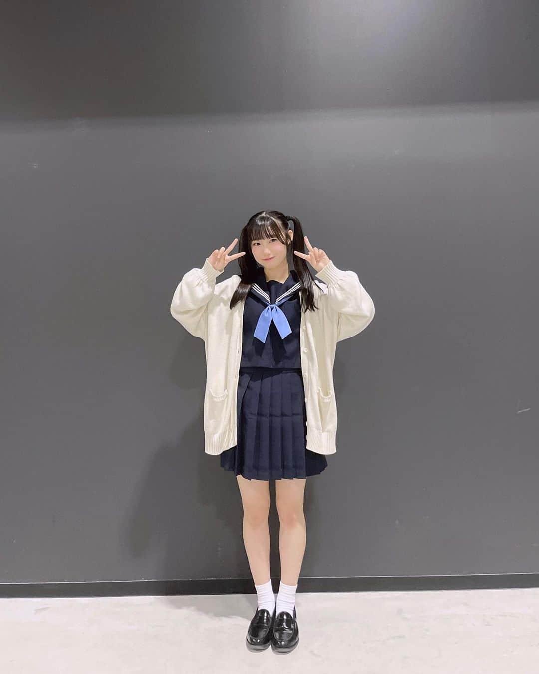 倉島杏実さんのインスタグラム写真 - (倉島杏実Instagram)「🐻‍❄️  萌え袖です😶  ·  #SKE48 #アイドル #idol #セーラー服 #ツインテール #制服 #黒髪ロング #カーディガン #メイク #ljk #05 #05년생」6月12日 23時11分 - anzunomi_ske