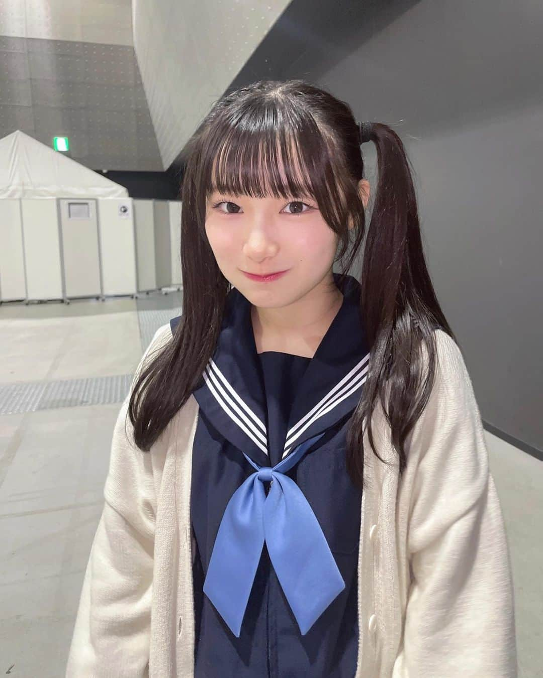 倉島杏実さんのインスタグラム写真 - (倉島杏実Instagram)「🐻‍❄️  萌え袖です😶  ·  #SKE48 #アイドル #idol #セーラー服 #ツインテール #制服 #黒髪ロング #カーディガン #メイク #ljk #05 #05년생」6月12日 23時11分 - anzunomi_ske