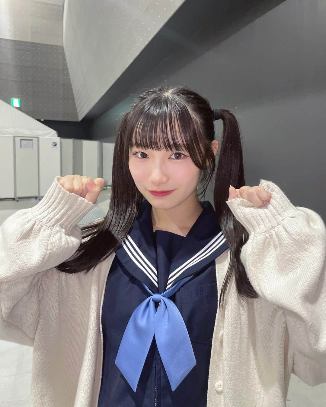 倉島杏実さんのインスタグラム写真 - (倉島杏実Instagram)「🐻‍❄️  萌え袖です😶  ·  #SKE48 #アイドル #idol #セーラー服 #ツインテール #制服 #黒髪ロング #カーディガン #メイク #ljk #05 #05년생」6月12日 23時11分 - anzunomi_ske