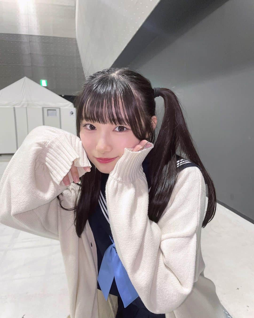 のインスタグラム：「🐻‍❄️  萌え袖です😶  ·  #SKE48 #アイドル #idol #セーラー服 #ツインテール #制服 #黒髪ロング #カーディガン #メイク #ljk #05 #05년생」
