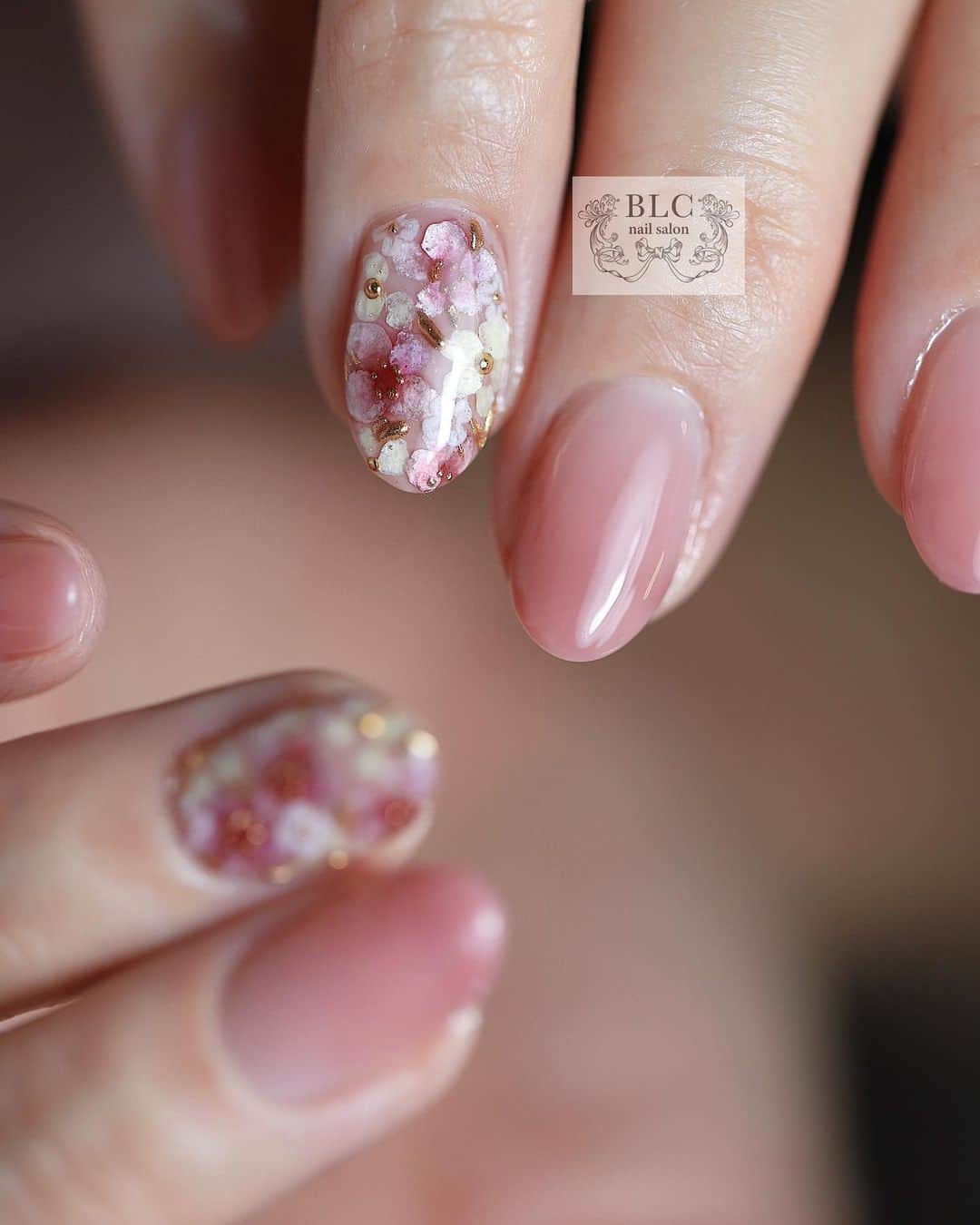 のインスタグラム：「お花のじゅうたん♡ flower carpet  ーーーーーーーーーーーーーーーーーーー  ◾︎◾︎BLC nail salon◾︎◾︎ 新潟県新潟市中央区東中通1番町86-84nsテラス1F 025-211-4187 #新潟ネイルサロン   #BLCnail#blcnailsalon#nail #田辺さおり#新潟市ネイルサロン#新潟ネイル#ジェルネイル #フレンチガーリー#フレンチガーリーネイル#ガーリーネイル#akzentz #アクセンツ#luxiogel #新潟ブライダル#新潟結婚式#新潟ブライダルネイル#綺麗めネイル #ラインフィルム#石のカケラ ーーーーーーーーーーーーーーーーーーーーー  @akzentz_nail  🇨🇦Nails Perfected - Only flom Akzentz Formulated and manufactured  in Canada」