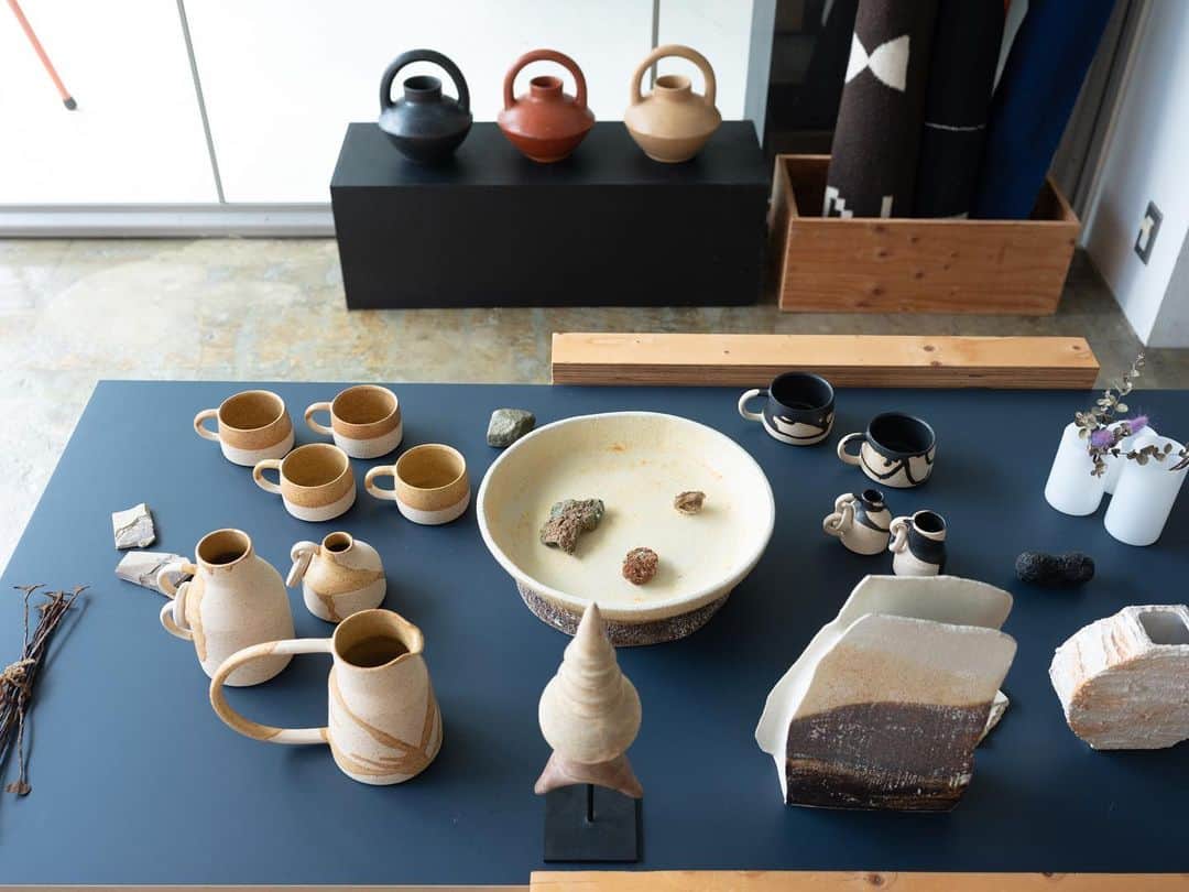 naoko tawaraさんのインスタグラム写真 - (naoko tawaraInstagram)「KJA studio / Mel Lumb Ceramics / rrres / Sophie Alda / and more ｢ Nature in Object ｣ 2023.5.31-6.13 @howse_buddyoptical   Osaka Art & Design 2023にも参加いただいているhowseさんの展示も明日まで。 ひさびさのhowseさんの企画は、世界各地のアーティストによる作品のほか、howseがセレクトした鉱物標本やプリミティブアートなどがならび、自然の美から現代作家の作品までの美しい流れを体験できます。 期間限定のオンラインストアも開催されてるので、遠方の方もぜひ楽しんでほしいです！  ※5月31日からはじまった周遊型エリアイベント「Osaka Art & Design 2023」も明日まで。あっという間です。 万博に向けて大阪の街全体を盛り上げたいという想いのもと、阪急百貨店、阪急阪神不動産、大阪市などが主催し、プロデュースはDESIGNARTさん。わたしはプレス周りをサポートしております🔥  place : @howse_buddyoptical direction : @kian_2f photo: @kohei__35  related programs: @osaka_art_and_design   #アート #デザイン #大阪カルチャー #ギャラリー #クリエイティブ #大阪イベント #大阪アートアンドデザイン #OAD #osakaaranddesign #OAD2023  #kian_2f #MelLumbCeramics #KJAstudio #rrres #howse_buddyoptical」6月12日 23時22分 - noknok705