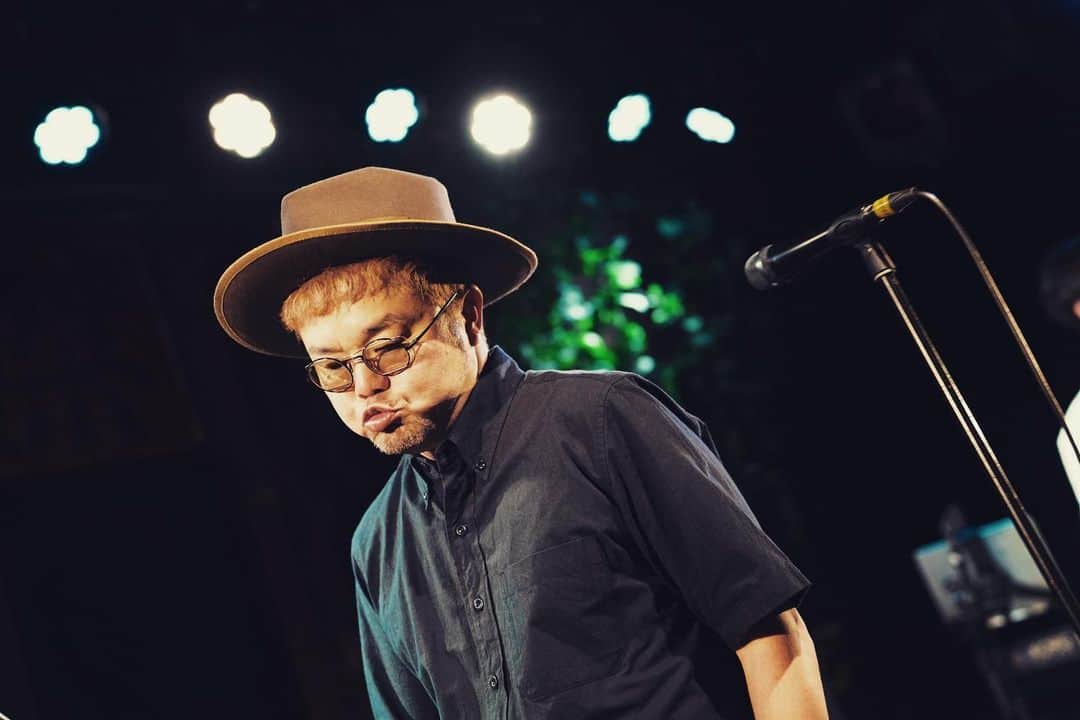 西寺郷太のインスタグラム：「明日から６月２５日、下北沢CLUB Que ソロバンドライブのリハーサル楽しみだ。  西寺郷太 & GOTOWN BAND。名前ちゃんと決めたいな…。  ほんと最高のメンバーで今から痺れてます。  配信もあり〼。  Photo by 大橋優也 @everybuddy_photos   6/25(日)、下北沢CLUB Queで開催される #西寺郷太 のソロライブ『西寺郷太的最高音楽旅行 -Amazing Music Journey-』のライブ配信決定！！ 【出演】   西寺郷太 (NONA REEVES)   with GOTOWN BAND  大樋ゆう大 (SANABAGUN.) : Keyboards / Bandmaster  磯貝一樹 (SANABAGUN.) : Guitar  村田シゲ (□□□) : Bass  澤村一平 (SANABAGUN.) : Drums  Opening Act : magora  magora with  大樋ゆう大 (SANABAGUN.) : Keyboards / Bandmaster  松ヶ谷一樹 : Bass  三隅憧人 : Drums  【Streaming+(配信)】 6/25(日)18:00～7/1(土)23:59 チケット : ¥3,000  #magora」