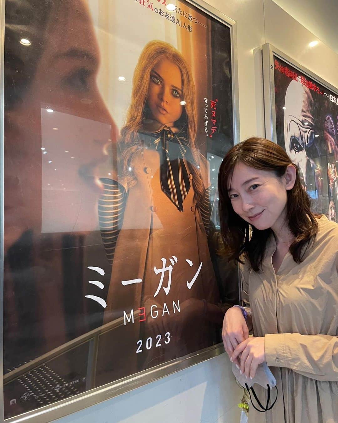 小橋めぐみのインスタグラム：「ホラー系苦手なのですが、これだけは映画館で観たかった 「M3GAN ミーガン」  ＡＩ人形ミーガンの友情と暴走（そして惨劇）  観ている間は、ひたすら怖いんだけど 観終わる頃には愛おしくなってしまった ミーガンと📸  #ミーガン #movie #megan」