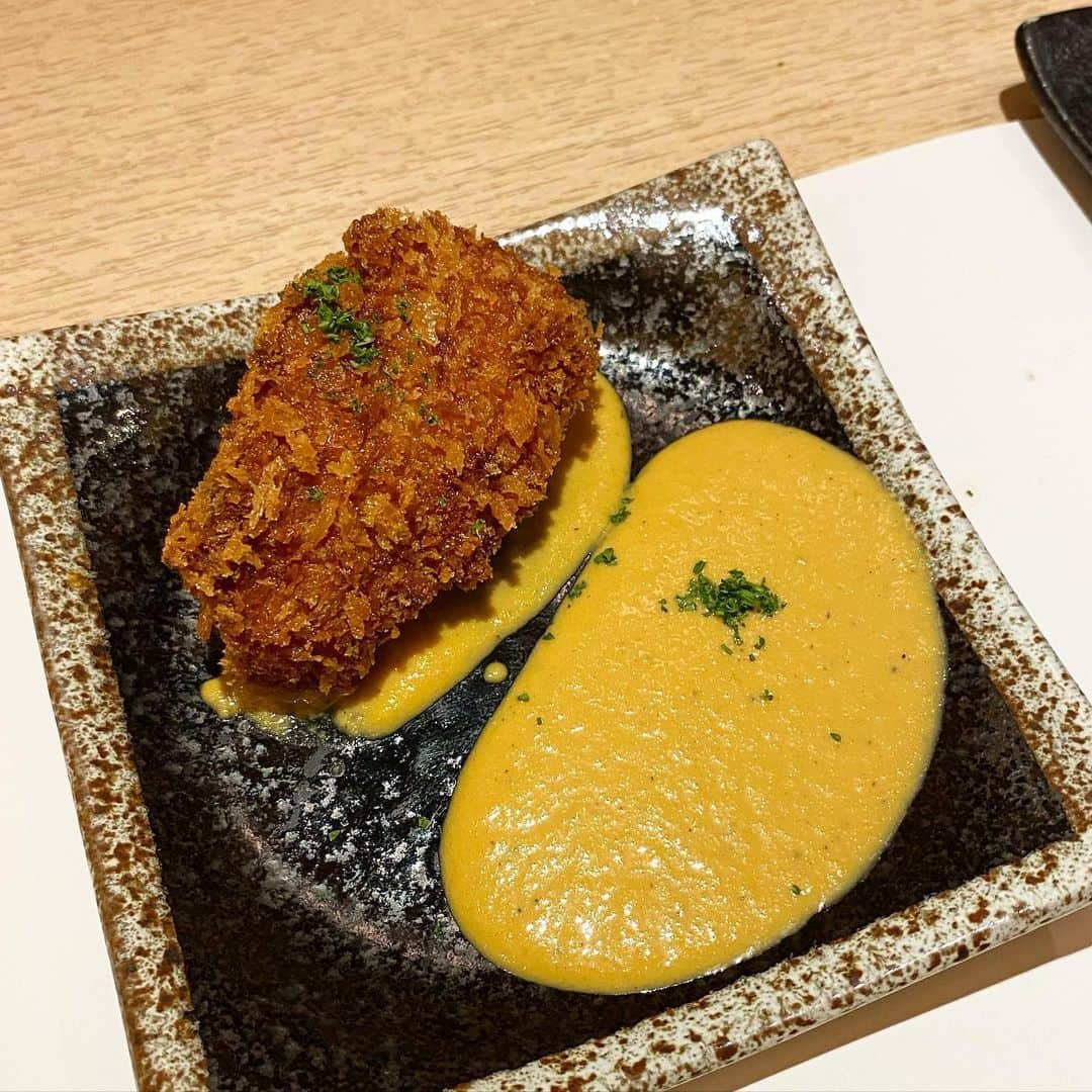 田中セシルさんのインスタグラム写真 - (田中セシルInstagram)「* ヤングコーンの季節がやって来たー🌽 キターキターキター🙂🙃🙂🙃🙂  待ちに待ったこの季節が、とうとうやって来てしまいました。 今年のお初は松陰神社前にて…🙏🏻✨  #ヤングコーンの塩バター蒸し  失神するほど美味しかったです😍 お造りも新鮮で美味しく、 絶対必食。 #牡蠣のカクテル は色んな味つけで生牡蠣を楽しめる、牡蠣のメリーゴーランド🎠 大きなカキフライはオリジナルソースがめちゃくちゃ美味しくて食べ応え抜群！ #本日の焼き魚TKG は黄身酢でさっぱり最高の〆メニューです。  久しぶりのちゃんとした飯テロ投稿。 ぜひご参考に…❣️  @kakitouohiro_setagaya  #魚ひろ #魚ヒロ #牡蠣と魚ひろ #世田谷グルメ #三軒茶屋グルメ #松陰神社前 #松陰神社グルメ #ヤングコーン #ベビーコーン #牡蠣 #カキ #カキフライ #牡蠣フライ #TKG #時価 #牡蠣食べ放題」6月12日 23時20分 - ceciltanaka