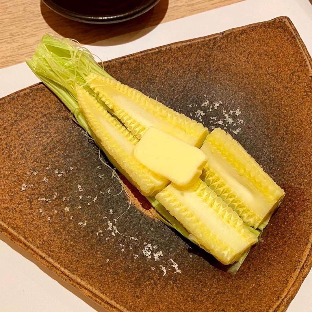 田中セシルのインスタグラム：「* ヤングコーンの季節がやって来たー🌽 キターキターキター🙂🙃🙂🙃🙂  待ちに待ったこの季節が、とうとうやって来てしまいました。 今年のお初は松陰神社前にて…🙏🏻✨  #ヤングコーンの塩バター蒸し  失神するほど美味しかったです😍 お造りも新鮮で美味しく、 絶対必食。 #牡蠣のカクテル は色んな味つけで生牡蠣を楽しめる、牡蠣のメリーゴーランド🎠 大きなカキフライはオリジナルソースがめちゃくちゃ美味しくて食べ応え抜群！ #本日の焼き魚TKG は黄身酢でさっぱり最高の〆メニューです。  久しぶりのちゃんとした飯テロ投稿。 ぜひご参考に…❣️  @kakitouohiro_setagaya  #魚ひろ #魚ヒロ #牡蠣と魚ひろ #世田谷グルメ #三軒茶屋グルメ #松陰神社前 #松陰神社グルメ #ヤングコーン #ベビーコーン #牡蠣 #カキ #カキフライ #牡蠣フライ #TKG #時価 #牡蠣食べ放題」