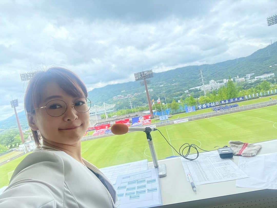 有田優理香さんのインスタグラム写真 - (有田優理香Instagram)「⚽️  広島県高校総体男子サッカー決勝。 広島国際学院が初優勝を決めました🏆  去年の選手権決勝ではPK戦で敗れロッカールームで 悔し涙を流していた選手たち。 今大会ではそれが嬉し涙に変わっている姿を見て 胸が熱くなりました…！  去年まで34年チームを率いた瀬越徹総監督は 「長かった。本当によかった…。」のことば。 短い言葉の中に感じた喜びや力強さ。 色んな思いが詰まった言葉。 創部70年での初優勝の重みを感じました。 初の全国の舞台での躍動が楽しみです🔥  準優勝の瀬戸内を始め多くの学校は、 夏の経験を糧に冬の選手権に向けて ここからさらに鍛錬を重ねます！ 高校生の奮闘に注目です💪 引き続き取材させていただきます✏️  そして、、 新しい歴史が刻まれた県総体決勝の 配信実況を担当しました！！！ 去年の選手権準決勝でデビューして以来2度目です。  取材から資料作成まで誰にも相談できず 休みも使って準備してきて 実はメンタル崩壊しかけていて、、 そんな中で長野アナから「不安な時は取材した高校生の顔を思い出しなさい。」と言ってもらって原点回帰。 そもそも高校生の奮闘を応援したいから ずっと高校サッカーに携わってきているんだと思い出し、 当日は前向きな気持ちで実況席に座ることができました！ 大長野アナウンサー様偉大🥹🙏✨✨✨  実況付きの決勝戦の映像は 「広テレオンデマンド」にフルでアップされています👏 お聞き苦しい点もありますが、 挑戦できてよかったと心から思っています。 ぜひご覧ください☺️  もっと実況上手くなりたい！ 反省ばっかりなので練習！練習！！  #高校サッカー #広島県総体 #広島国際学院高校サッカー部 #瀬戸内高校サッカー部 #広島テレビ #テレビ派 #元気丸 #アナウンサー #実況」6月12日 23時24分 - yurikaa0624