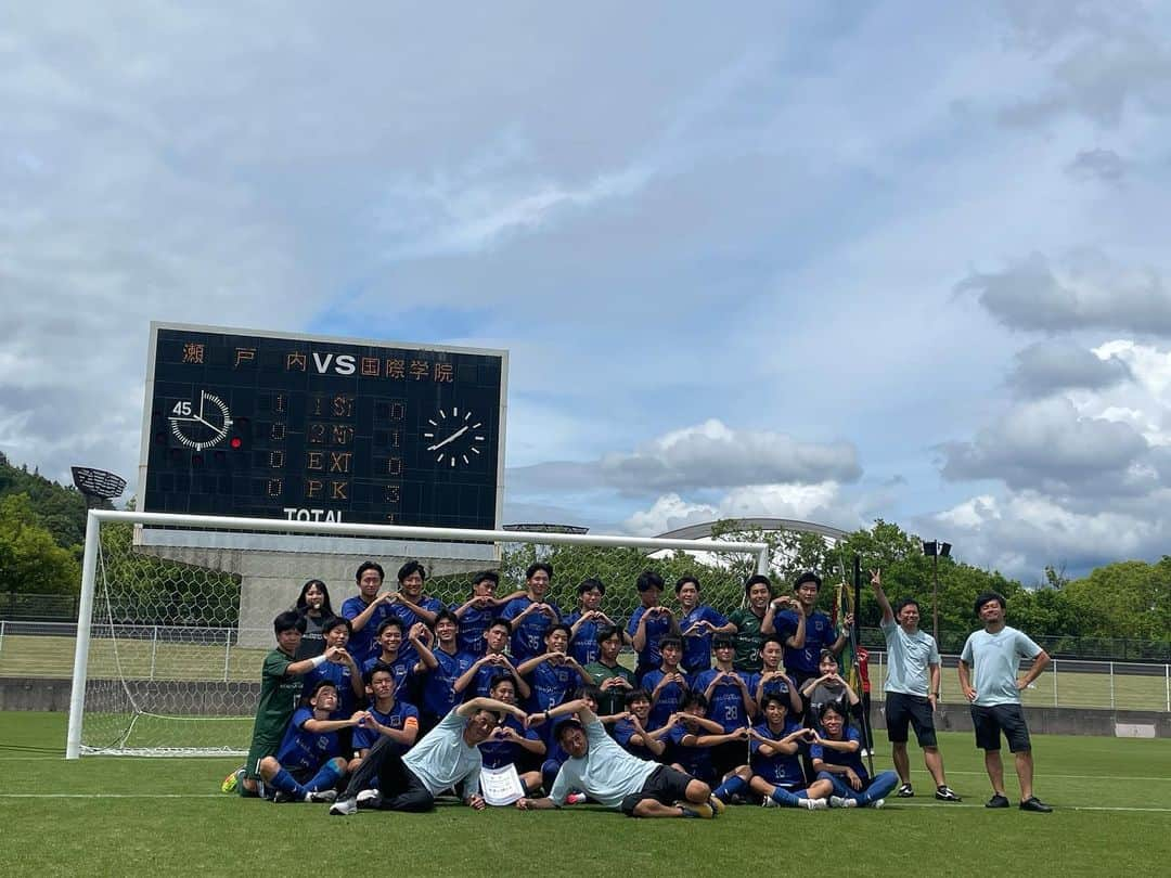 有田優理香さんのインスタグラム写真 - (有田優理香Instagram)「⚽️  広島県高校総体男子サッカー決勝。 広島国際学院が初優勝を決めました🏆  去年の選手権決勝ではPK戦で敗れロッカールームで 悔し涙を流していた選手たち。 今大会ではそれが嬉し涙に変わっている姿を見て 胸が熱くなりました…！  去年まで34年チームを率いた瀬越徹総監督は 「長かった。本当によかった…。」のことば。 短い言葉の中に感じた喜びや力強さ。 色んな思いが詰まった言葉。 創部70年での初優勝の重みを感じました。 初の全国の舞台での躍動が楽しみです🔥  準優勝の瀬戸内を始め多くの学校は、 夏の経験を糧に冬の選手権に向けて ここからさらに鍛錬を重ねます！ 高校生の奮闘に注目です💪 引き続き取材させていただきます✏️  そして、、 新しい歴史が刻まれた県総体決勝の 配信実況を担当しました！！！ 去年の選手権準決勝でデビューして以来2度目です。  取材から資料作成まで誰にも相談できず 休みも使って準備してきて 実はメンタル崩壊しかけていて、、 そんな中で長野アナから「不安な時は取材した高校生の顔を思い出しなさい。」と言ってもらって原点回帰。 そもそも高校生の奮闘を応援したいから ずっと高校サッカーに携わってきているんだと思い出し、 当日は前向きな気持ちで実況席に座ることができました！ 大長野アナウンサー様偉大🥹🙏✨✨✨  実況付きの決勝戦の映像は 「広テレオンデマンド」にフルでアップされています👏 お聞き苦しい点もありますが、 挑戦できてよかったと心から思っています。 ぜひご覧ください☺️  もっと実況上手くなりたい！ 反省ばっかりなので練習！練習！！  #高校サッカー #広島県総体 #広島国際学院高校サッカー部 #瀬戸内高校サッカー部 #広島テレビ #テレビ派 #元気丸 #アナウンサー #実況」6月12日 23時24分 - yurikaa0624