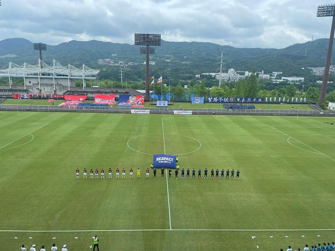 有田優理香さんのインスタグラム写真 - (有田優理香Instagram)「⚽️  広島県高校総体男子サッカー決勝。 広島国際学院が初優勝を決めました🏆  去年の選手権決勝ではPK戦で敗れロッカールームで 悔し涙を流していた選手たち。 今大会ではそれが嬉し涙に変わっている姿を見て 胸が熱くなりました…！  去年まで34年チームを率いた瀬越徹総監督は 「長かった。本当によかった…。」のことば。 短い言葉の中に感じた喜びや力強さ。 色んな思いが詰まった言葉。 創部70年での初優勝の重みを感じました。 初の全国の舞台での躍動が楽しみです🔥  準優勝の瀬戸内を始め多くの学校は、 夏の経験を糧に冬の選手権に向けて ここからさらに鍛錬を重ねます！ 高校生の奮闘に注目です💪 引き続き取材させていただきます✏️  そして、、 新しい歴史が刻まれた県総体決勝の 配信実況を担当しました！！！ 去年の選手権準決勝でデビューして以来2度目です。  取材から資料作成まで誰にも相談できず 休みも使って準備してきて 実はメンタル崩壊しかけていて、、 そんな中で長野アナから「不安な時は取材した高校生の顔を思い出しなさい。」と言ってもらって原点回帰。 そもそも高校生の奮闘を応援したいから ずっと高校サッカーに携わってきているんだと思い出し、 当日は前向きな気持ちで実況席に座ることができました！ 大長野アナウンサー様偉大🥹🙏✨✨✨  実況付きの決勝戦の映像は 「広テレオンデマンド」にフルでアップされています👏 お聞き苦しい点もありますが、 挑戦できてよかったと心から思っています。 ぜひご覧ください☺️  もっと実況上手くなりたい！ 反省ばっかりなので練習！練習！！  #高校サッカー #広島県総体 #広島国際学院高校サッカー部 #瀬戸内高校サッカー部 #広島テレビ #テレビ派 #元気丸 #アナウンサー #実況」6月12日 23時24分 - yurikaa0624