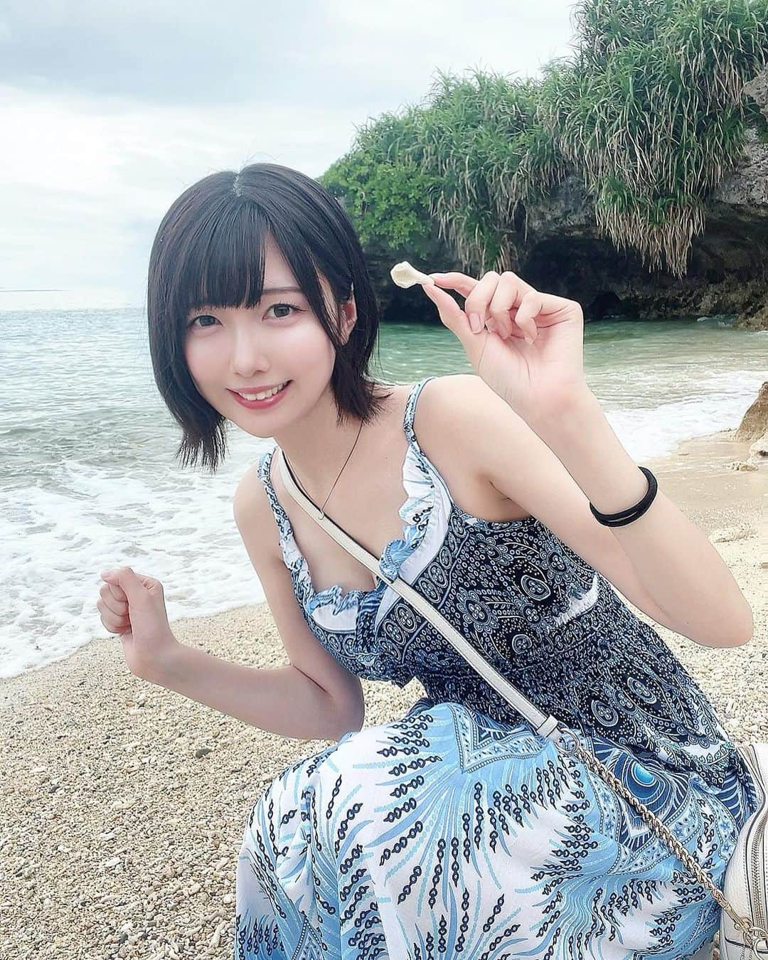 月埜ヒスイさんのインスタグラム写真 - (月埜ヒスイInstagram)「東京じゃ絶対着れないワンピース買って夏の女しちゃった、沖縄の海綺麗すぎて曇っててもばえた」6月12日 23時25分 - inunuwan__