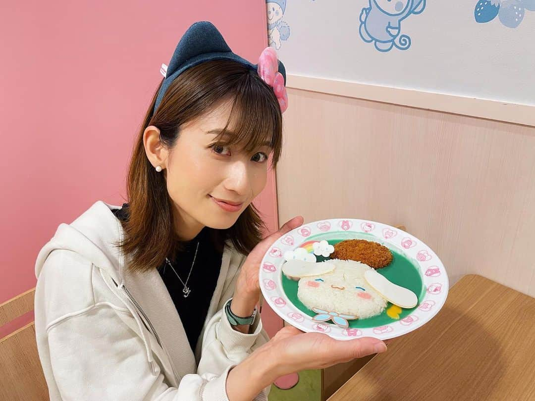 河村唯（うめ子）のインスタグラム：「昨日の サンリオキャラクター大賞 結果発表。 youtubeで見ててね、だいぶ、興奮した。  この歳になって、初めて がっつり参加してみたんですけど、 いや、、順位を決めるってのに抵抗があってね。笑 だから、 やってなかったんですけど 今年はまぁ面白くて。 ネットで投票ってのも毎日したし、 ゲームや、アプリ、あいことば...  中でも、 サンリオショップでもポイントを使って投票したのが一番面白くて。😆 ノベルティが付いてくるポイント投票もあったんですけど このカードが 駄菓子屋にあった、1回10円とかで引いたカード思い出すんですよ🤣🤣🤣 あれ、好きでね。 懐かしい感覚でしたよ。  しっかりね、 狙ってたキャラクターは、出なくて💚爆笑したのも、またいいのよ😂😂😂  そして、 思ってしまったのよね。。 やっぱ、 ライブキャラクターズ みんないいとこあって、 かわいい先の面白さみたいなの最高で、  推しってつくらないとだめかなぁ？😂  そう思った翌日、 ピューロで1位のシナモンのカレーを食べ、挨拶しに行った。 そして、ハグ。 こんなもんに、ハグ。💦恐縮です！！！🙇‍♀️  あ。諸事情により、 年パス復帰、初カチューシャ。😆 リボンはすみません、、、ですけど、 デニム生地なんで、思ったより抵抗感なかったです。 デニム、好きなんで。  【独りオタ言】 sanrio fes、現場行きたいなぁ。 椅子取りゲームとか、やっぱ、最高なんだよなー。 ライブもよかったし。 椅子取りゲームで流れた曲が、 ばつ丸の歌だったの、めっちゃいい。 んで、 ばつ丸が独り占めしたのも、めっちゃいい。 夜の探検隊、好きだったもん。 ここがいちばんの娯楽だったから、 1995年の記憶が鮮明すぎて困る。笑  #ピューロアンバサダー #サンリオキャラクター大賞 #シナモン #ピューロランド」