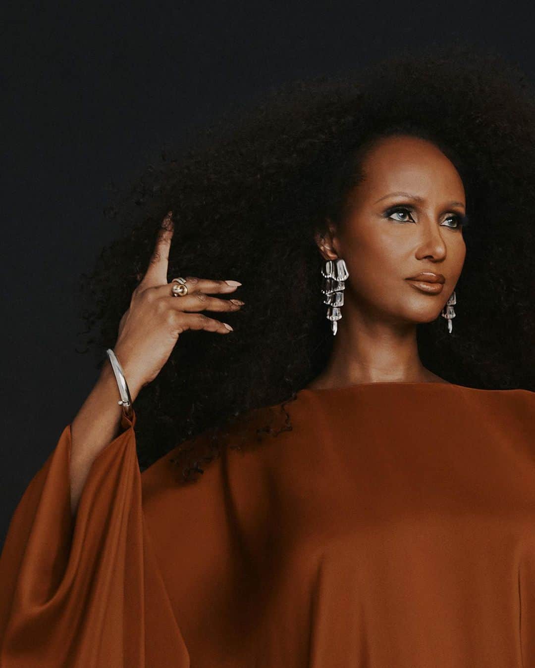 ネッタポルテのインスタグラム：「“‘Woman of color’ wasn’t even a term. I was trying to do something truly multicultural,” recalls @the_real_iman of launching her global cosmetics brand, @imancosmetics, in the early ’90s, driven by her experiences on fashion shoots. Leading for change for Black models throughout her career, she also started The Diversity Coalition with @naomi and @bethannhardison a decade ago. “Talk is cheap, but who shows up? Who’s going to stand up and say, ‘I’m gonna be right with you when you’re protesting’?”, she asks. At the link in bio, read her powerful PORTER cover interview with @lynettesaid and see the full shoot – photographed by @adrienneraquel and styled by @natasharoyt.」