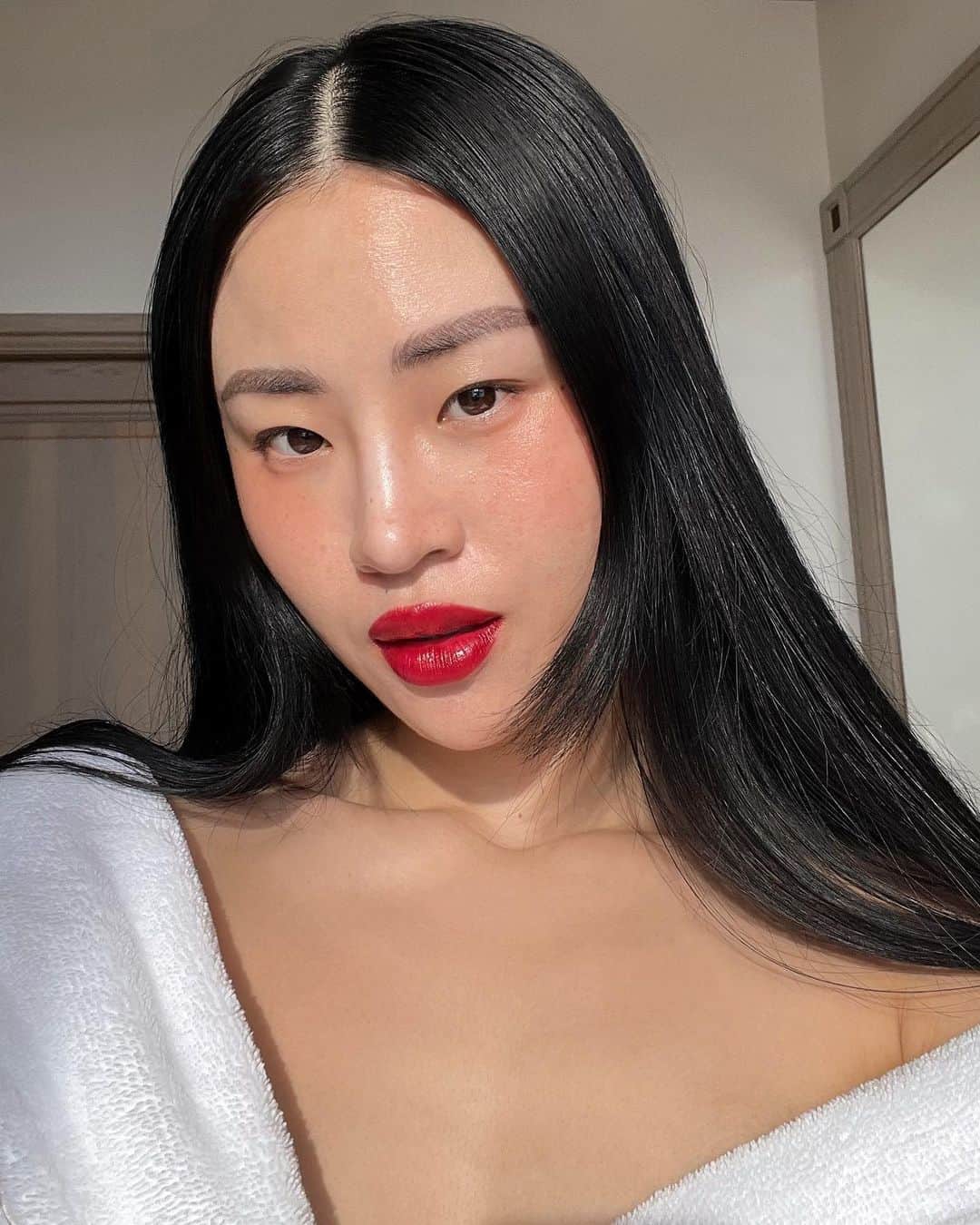 NATALIE LIAOのインスタグラム：「Some favorite visual moments from my week with @welovecoco @chanel.beauty celebrating the art of color and the power of makeup in St. Tropez.  I am a blush and lipstick girl, always. I am obsessed with Chanel’s cheek balm product for its dewy application. I am wearing the color 3 Vital Beige in this look. Lipstick is Rouge Allure Velvet in Sophistiquée 55.  Red was the first lipstick color Gabrielle Chanel created. Because she believed and represented the power, courage and vitality of women all around. An idea I absolutely resonate with and makes me feel proud to wear Chanel beauty ❤️  Thank you to the entire CHANEL Beauty team for this unforgettable experience 💋  #coloranima #chanelbeauty #cometescollective」