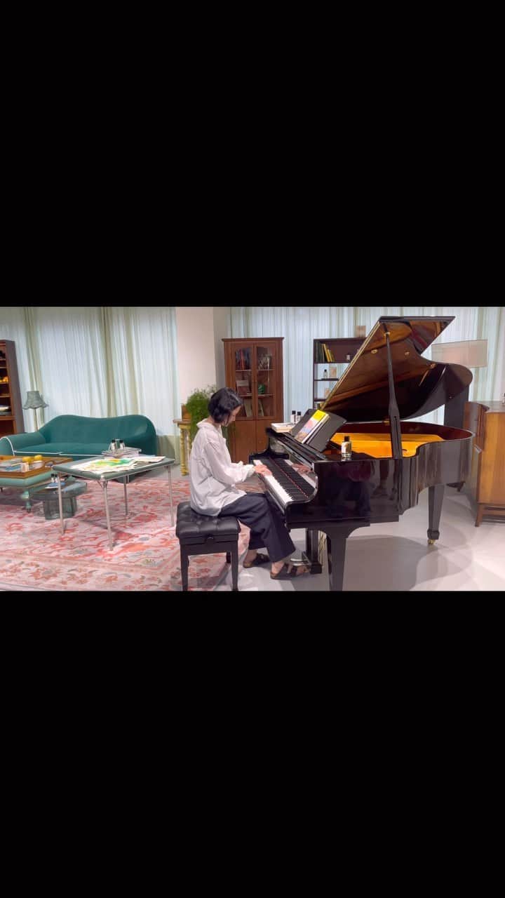 チャン・ユンジュのインスタグラム：「촬영 마치고 친구네 놀러 갔다가 🎹 ㅎㅎㅎ #YoungSummerMemories 🍊🧡」
