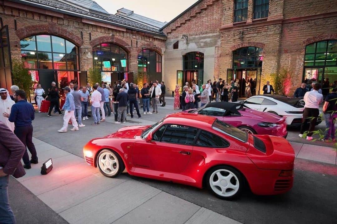 ポール・ケーシーさんのインスタグラム写真 - (ポール・ケーシーInstagram)「A wonderful weekend celebrating 75 Years of @porsche sports cars. The Porsche Community Event which took place at the Wagenhallen Stuttgart was magic.  . #75YearsPorsche #DrivenByDreams . @porsche_newsroom」6月12日 23時41分 - paul_caseygolf