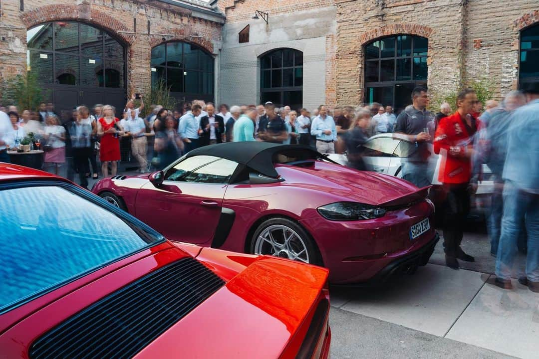 ポール・ケーシーさんのインスタグラム写真 - (ポール・ケーシーInstagram)「A wonderful weekend celebrating 75 Years of @porsche sports cars. The Porsche Community Event which took place at the Wagenhallen Stuttgart was magic.  . #75YearsPorsche #DrivenByDreams . @porsche_newsroom」6月12日 23時41分 - paul_caseygolf