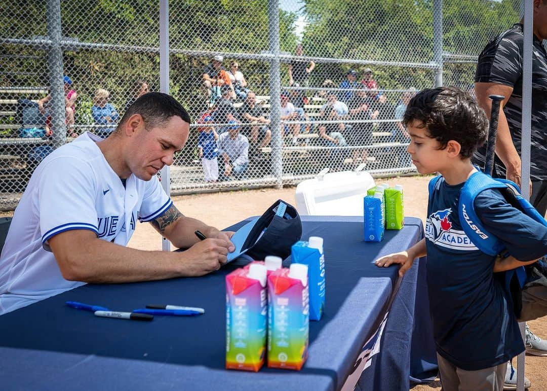 トロント・ブルージェイズさんのインスタグラム写真 - (トロント・ブルージェイズInstagram)「Our #PlayBallWeekend clinic in Québec with THE Russell Martin was a blast! Merci, Québec 💙」6月12日 23時48分 - bluejays