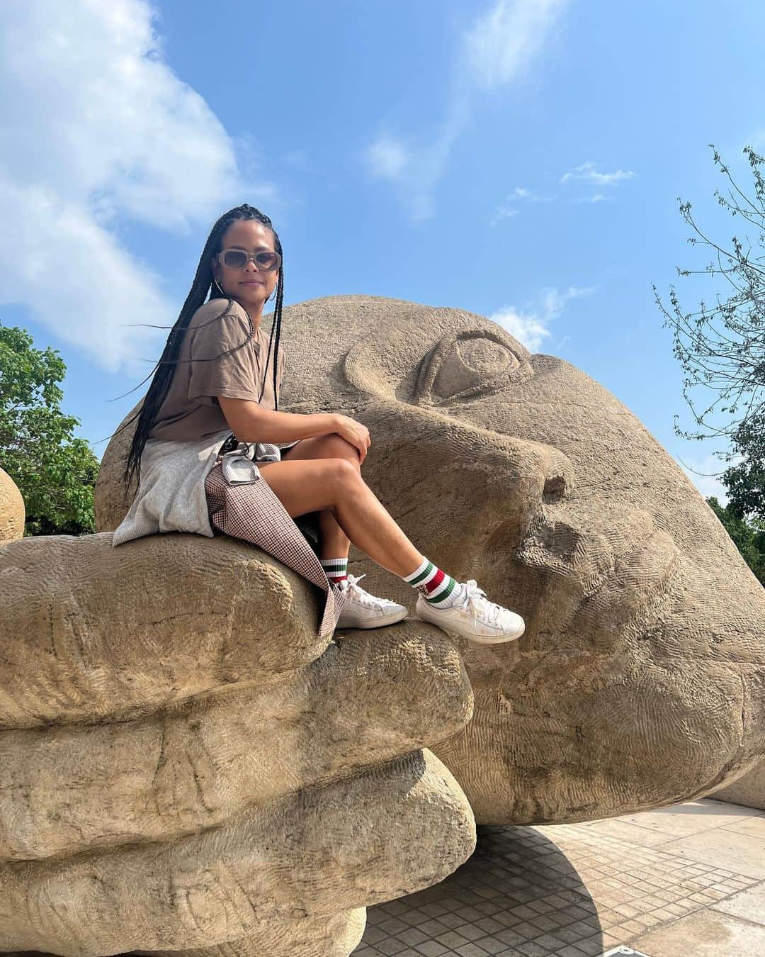 クリスティーナ・ミリアンのインスタグラム：「Summertime livin’ in the city.. 🇫🇷✌🏽」