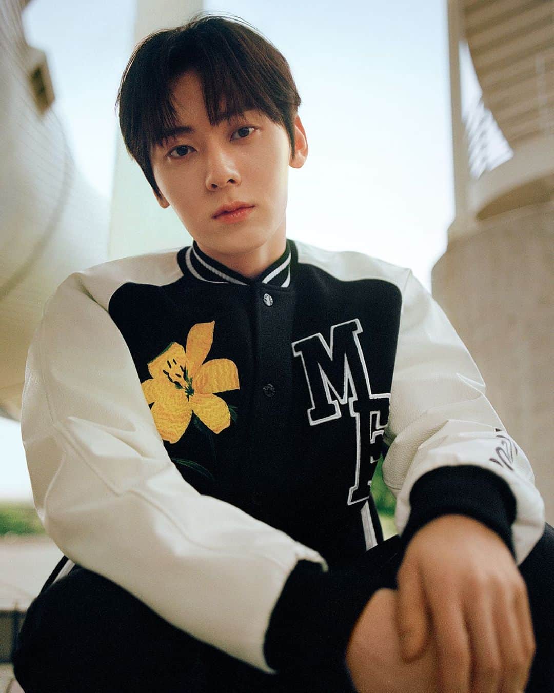 モンクレールのインスタグラム：「Crew love: Hwang Minhyun x Hiroshi Fujiwara x Moncler. As global brand ambassador of Moncler and a longtime friend of Hiroshi Fujiwara, Hwang Minhyun completes the family affair as the face of the new collection.  See all the designs on moncler.com.   #MONCLERGENIUS  #MONCLERFRGMT   @fujiwarahiroshi @optimushwang」