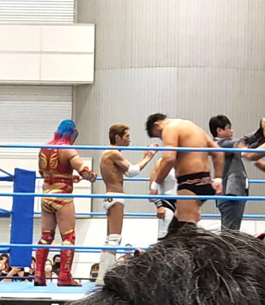 松野行秀さんのインスタグラム写真 - (松野行秀Instagram)「昨日は全日本プロレスさん郡山大会へ参戦をさせて頂きました✨  会場となったビッグパレットふくしまには、雨にもかかわらず超満員のお客様がお集まりになりました✨  全日本プロレスさんには初参戦ということもあり、最初は柄にもなく(笑)緊張感マックスでしたが、同じく今大会に参戦された新日本プロレス所属の大先輩の永田裕志選手や小島聡選手から気さくに声を掛けて頂いた上、写真までご一緒させて頂き緊張感が一気にほぐれました😊  昨日の私の試合は、(第5代王者組)ATM&大森隆男&ブラックめんそーれ　vs　(挑戦者組)ブラックタイガー&ゴージャス松野&愛澤No.1の全日本プロレスTV認定6人タッグ選手権試合でした。  力及ばずでベルト奪取は成りませんでしたが、入場時に全日本プロレスさんの会場にゴージャス松野の入場テーマが鳴り響いた瞬間、なにものにも代え難い感動を覚えました😊  #全日本プロレス #ajpw #郡山大会」6月12日 23時55分 - g.matsuno