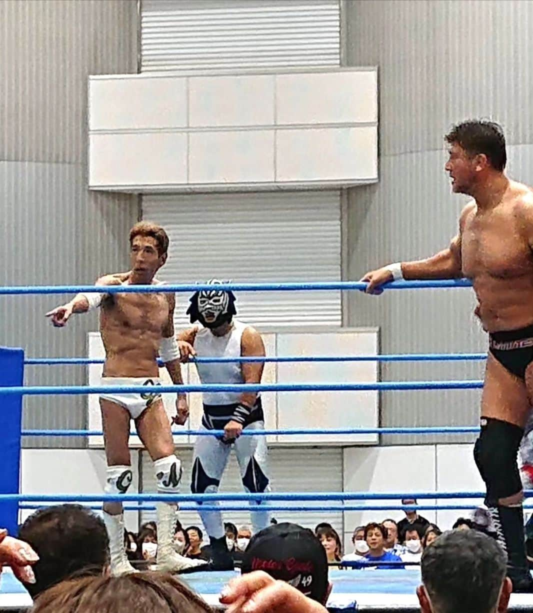 松野行秀さんのインスタグラム写真 - (松野行秀Instagram)「昨日は全日本プロレスさん郡山大会へ参戦をさせて頂きました✨  会場となったビッグパレットふくしまには、雨にもかかわらず超満員のお客様がお集まりになりました✨  全日本プロレスさんには初参戦ということもあり、最初は柄にもなく(笑)緊張感マックスでしたが、同じく今大会に参戦された新日本プロレス所属の大先輩の永田裕志選手や小島聡選手から気さくに声を掛けて頂いた上、写真までご一緒させて頂き緊張感が一気にほぐれました😊  昨日の私の試合は、(第5代王者組)ATM&大森隆男&ブラックめんそーれ　vs　(挑戦者組)ブラックタイガー&ゴージャス松野&愛澤No.1の全日本プロレスTV認定6人タッグ選手権試合でした。  力及ばずでベルト奪取は成りませんでしたが、入場時に全日本プロレスさんの会場にゴージャス松野の入場テーマが鳴り響いた瞬間、なにものにも代え難い感動を覚えました😊  #全日本プロレス #ajpw #郡山大会」6月12日 23時55分 - g.matsuno