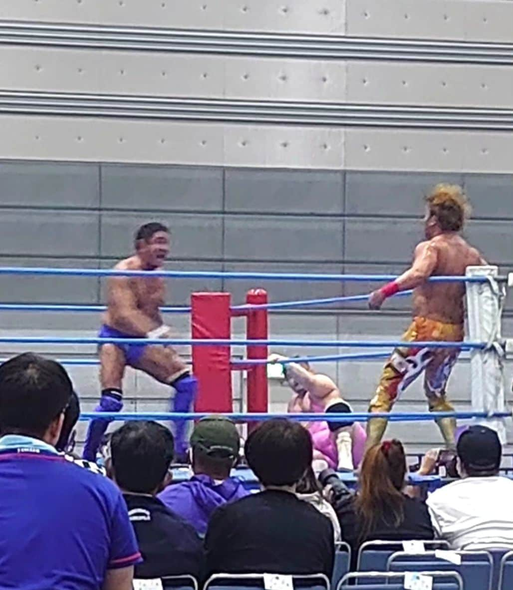 松野行秀さんのインスタグラム写真 - (松野行秀Instagram)「昨日は全日本プロレスさん郡山大会へ参戦をさせて頂きました✨  会場となったビッグパレットふくしまには、雨にもかかわらず超満員のお客様がお集まりになりました✨  全日本プロレスさんには初参戦ということもあり、最初は柄にもなく(笑)緊張感マックスでしたが、同じく今大会に参戦された新日本プロレス所属の大先輩の永田裕志選手や小島聡選手から気さくに声を掛けて頂いた上、写真までご一緒させて頂き緊張感が一気にほぐれました😊  昨日の私の試合は、(第5代王者組)ATM&大森隆男&ブラックめんそーれ　vs　(挑戦者組)ブラックタイガー&ゴージャス松野&愛澤No.1の全日本プロレスTV認定6人タッグ選手権試合でした。  力及ばずでベルト奪取は成りませんでしたが、入場時に全日本プロレスさんの会場にゴージャス松野の入場テーマが鳴り響いた瞬間、なにものにも代え難い感動を覚えました😊  #全日本プロレス #ajpw #郡山大会」6月12日 23時55分 - g.matsuno