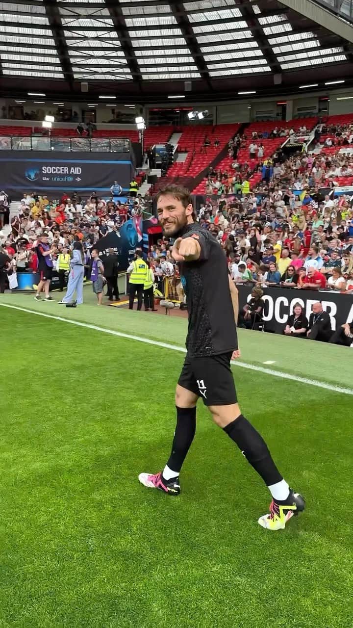 サム・クラフリンのインスタグラム：「@mrsamclaflin 🤝 PUMA Future x PowerCat Tokyo Ultimate PD25 SE at @socceraid 2023 💥 - #ProDirect #PUMA #PUMAFootball #socceraid」