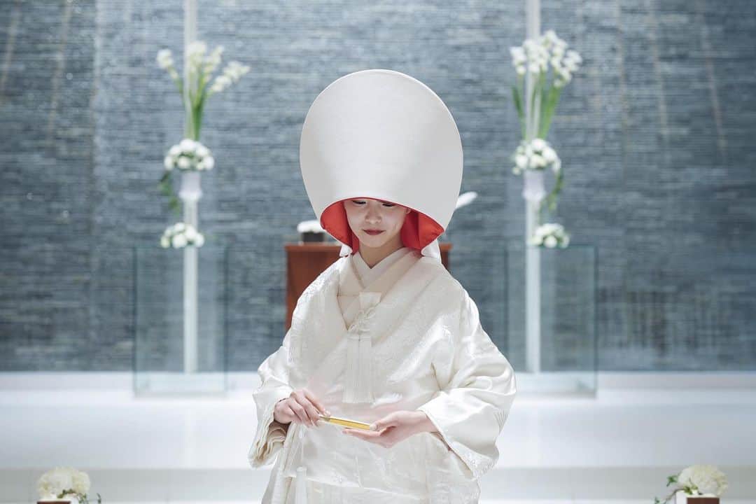 KOTOWA京都八坂さんのインスタグラム写真 - (KOTOWA京都八坂Instagram)「【#白無垢 】  白無垢専用の特別な髪飾りである #綿帽子 をお召しになった新婦様  純白無垢の花嫁を意味する 結婚式ならではのお衣装です🤍🌝  --------------------------  ◆フェアのご予約・各種お問い合わせは こちらから👉🏻@kotowakyotoyasaka  #KOTOWA京都八坂 #祇園 #京都結婚式場  #花嫁#プレ花嫁#卒花 #京都観光  #結婚式#結婚式場#披露宴#チャペル #京都結婚式#京都花嫁#東山#和婚  #挙式 #挙式ヘア #挙式レポ  #ブライダルフェア#テーブルフラワー #ゲストテーブル装花  #ウエディング#ブーケ#ウェディングブーケ  #カラードレス#ケーキ入刀 #ファーストバイト」6月17日 17時20分 - kotowakyotoyasaka