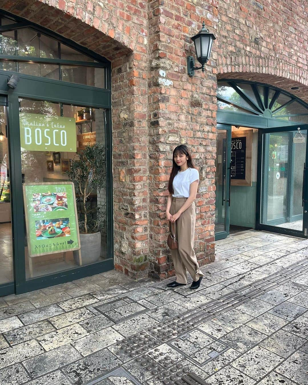 芦住彩來さんのインスタグラム写真 - (芦住彩來Instagram)「@bosco.kyobashi2023  初京橋に降り立ち、向かった場所は、、  JR京橋駅徒歩2分にある イタリアン＆カフェ  BOSCO (ボスコ)！！！🍽💐  リニューアルオープンした 森の中のイタリアン&カフェだよ☕️🤍  本当に森の中にあるみたいな 素敵なレストラン✨  綺麗可愛い〜♩ってはしゃいでたら 旦那もお洒落ってはしゃいでた😂✨  つまり、男女共通でめちゃくちゃテンション上がる お洒落なレストランって事ですね☺️  今回ランチは クリームとトマトソースのパスタと ピザを注文しましたっ☺️🌸  可愛いモクテルで さらに華やかさがプラスされた🍹✨  本当に美味しすぎて 大満足のランチでした！！！  旦那に写真撮ってって頼んだら 食べてるドアップ芦住。過ぎて笑った😂  パスタの美味しさをフォークで巻きながら伝えようたら下手くそすぎて見せられたもんじゃないけど、載せるね😂　  美味しいは、 ぜひ行って味わってください💓  #京橋グルメ #京橋カフェ  #京橋ランチ #大阪グルメ #大阪観光 #bosco」6月12日 23時59分 - i._am_sarah