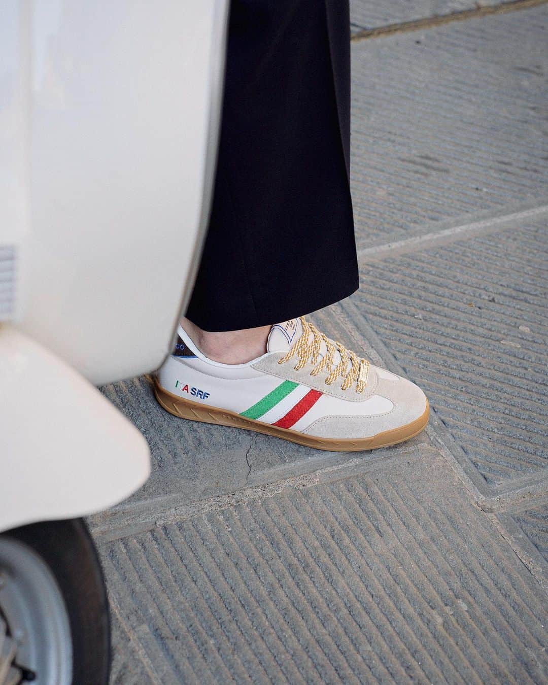 セラフィーニのインスタグラム：「Elegance is timeless! A plunge into the past to rediscover a timeless style… 1970, a magical time where our Flat Gold Milk Brown Tricolor finds its inspiration! 🇮🇹 #SerafiniTimes #SerafiniShoes」