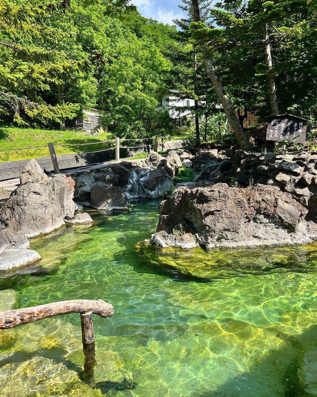 茜さやさんのインスタグラム写真 - (茜さやInstagram)「日本で唯一の泊まれる世界自然遺産 秘境知床の温泉宿『地の涯』さん  写真1枚目は混浴露天風呂♨️ 天気が良かったので お湯がエメラルドグリーンに輝いていて幻想的でした✨  しっかりとした湯浴み着も用意されていて 女性でも入りやすい混浴温泉です☺️  木々の緑と空の青さに囲まれて ここでしか味わえない時間を過ごせました…🥲  絶対また来たい温泉の１つになりました！ （遠いけどね✈️）  泉質》ナトリウム・カルシウム-塩化物・炭酸水素塩泉  #ホテル地の涯 #岩尾別温泉　#秘湯　#温泉　#温泉女子 #北海道　#知床　#知床半島 #onsen #hokkaido #hotspring #hotsprings #japanese」6月13日 0時00分 - saya.akane