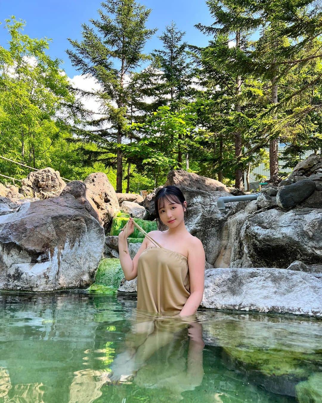 茜さやさんのインスタグラム写真 - (茜さやInstagram)「日本で唯一の泊まれる世界自然遺産 秘境知床の温泉宿『地の涯』さん  写真1枚目は混浴露天風呂♨️ 天気が良かったので お湯がエメラルドグリーンに輝いていて幻想的でした✨  しっかりとした湯浴み着も用意されていて 女性でも入りやすい混浴温泉です☺️  木々の緑と空の青さに囲まれて ここでしか味わえない時間を過ごせました…🥲  絶対また来たい温泉の１つになりました！ （遠いけどね✈️）  泉質》ナトリウム・カルシウム-塩化物・炭酸水素塩泉  #ホテル地の涯 #岩尾別温泉　#秘湯　#温泉　#温泉女子 #北海道　#知床　#知床半島 #onsen #hokkaido #hotspring #hotsprings #japanese」6月13日 0時00分 - saya.akane