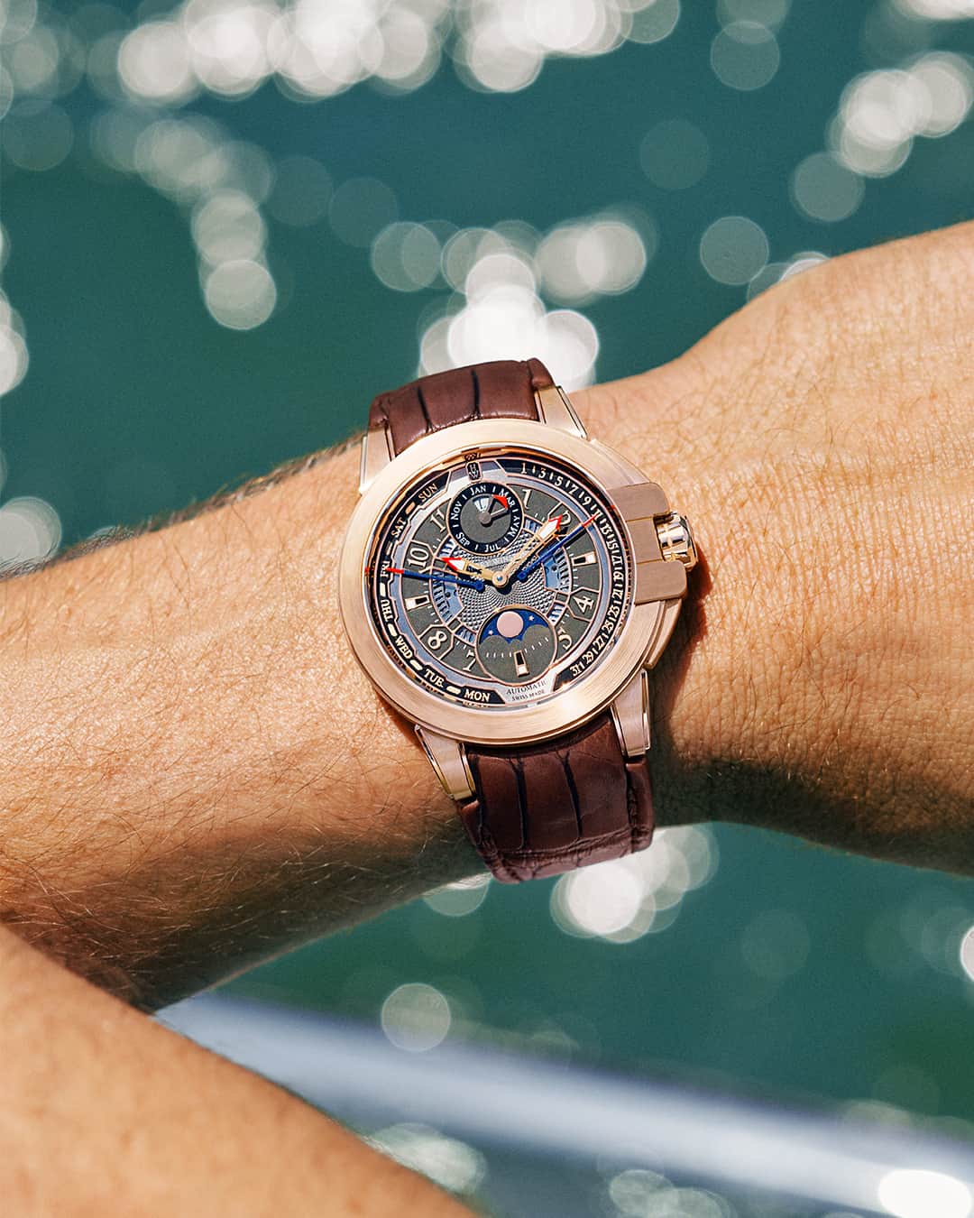 ハリー・ウィンストンのインスタグラム：「Embodying the glamour of a summer spent by the sea, Ocean timepieces are dedicated to those who dare to live life to the fullest. Make it the best of time with the Ocean Biretrograde Perpetual Calendar Automatic 42mm—link in bio. #HarryWinston #HWOcean」